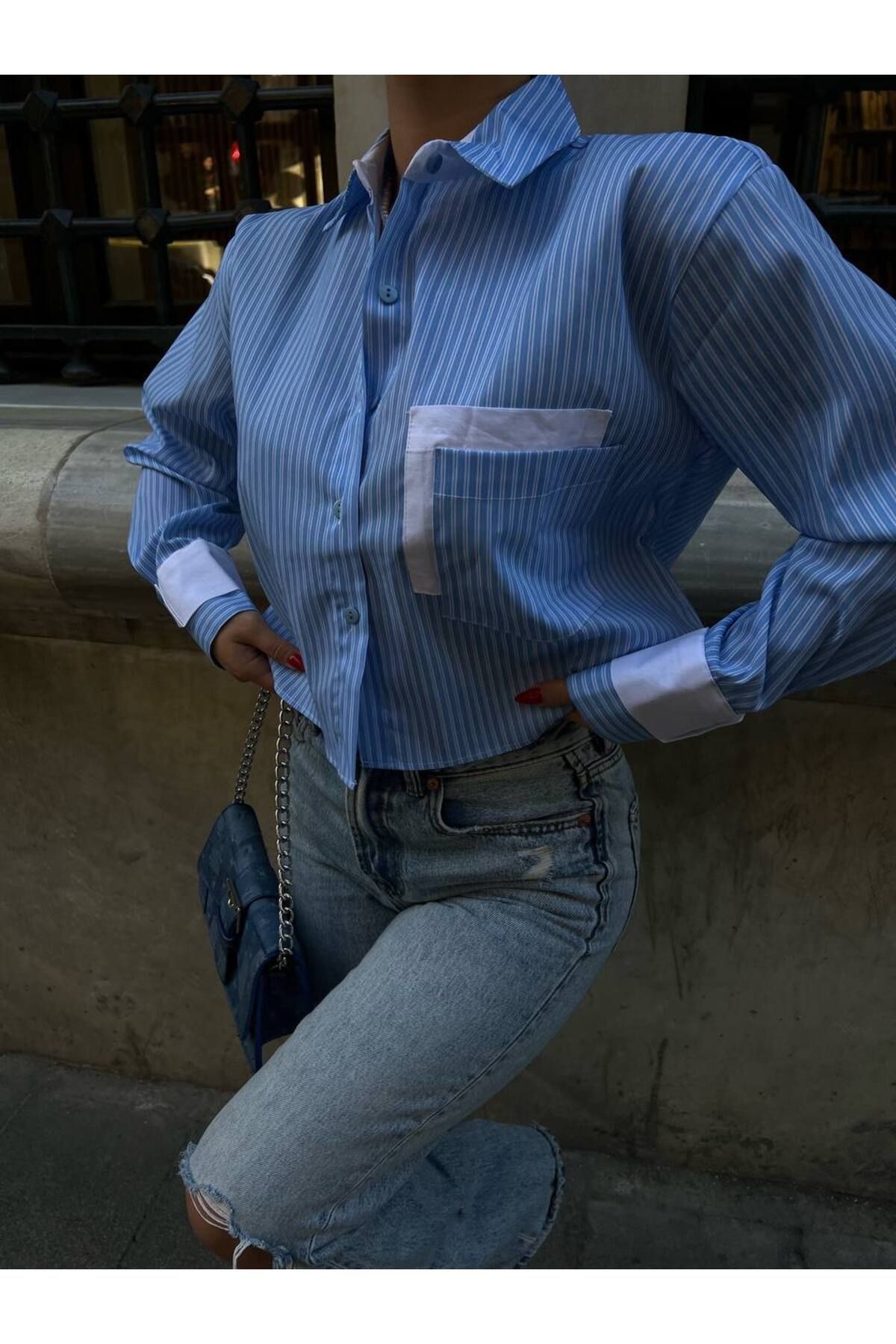 Kadın Crop Gömlek Cep Detaylı Özel Tasarım Dikey Çizgili Poplin Kumaş Mavi Renk