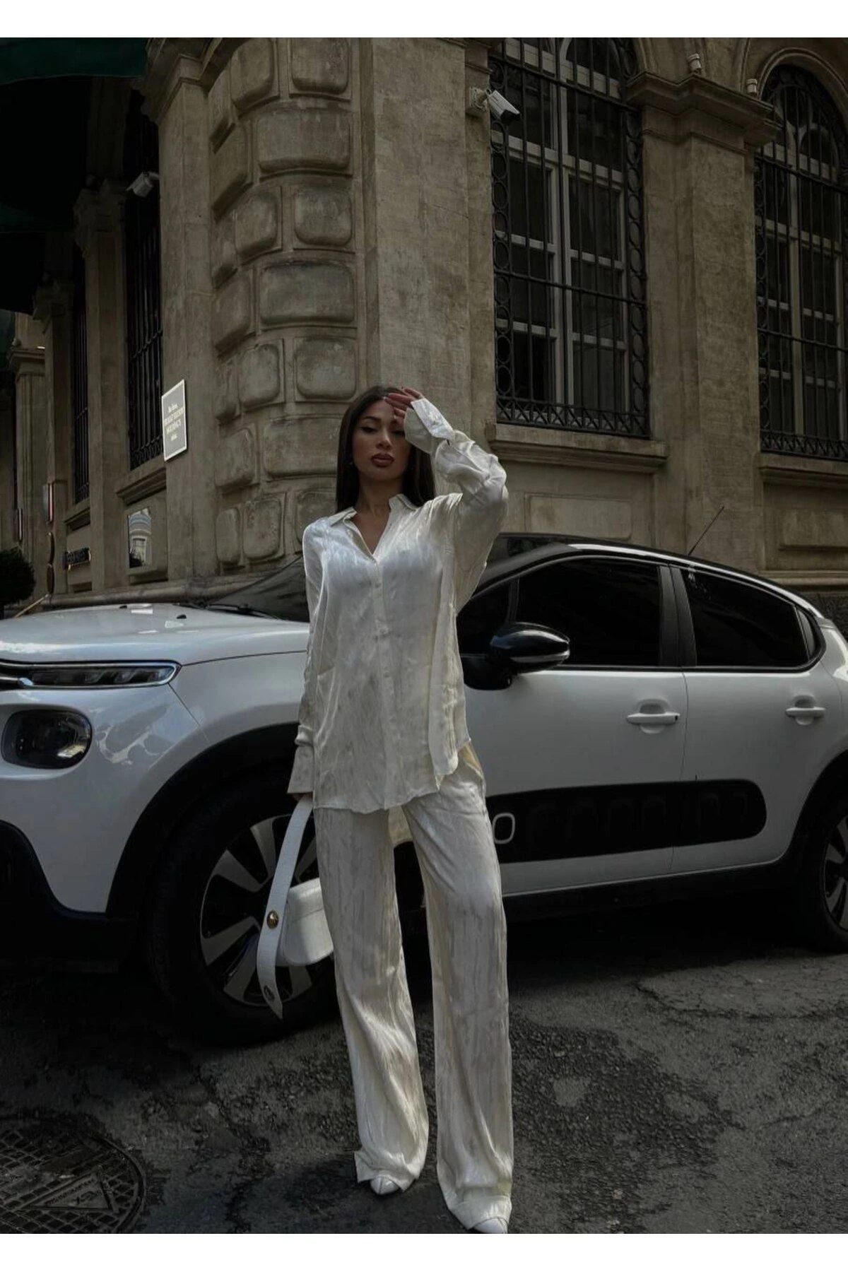 Kadın Beyaz Jakarlı Pantolon Gömlek İkili Saten Takım