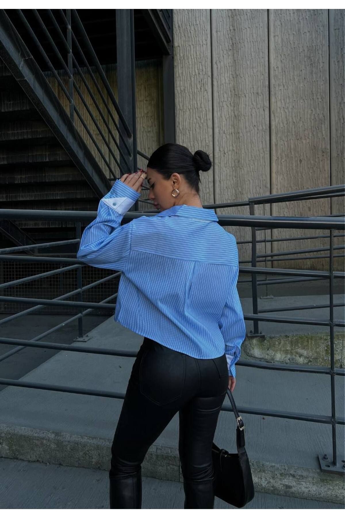 Kadın Crop Gömlek Cep Detaylı Özel Tasarım Dikey Çizgili Poplin Kumaş Mavi Renk