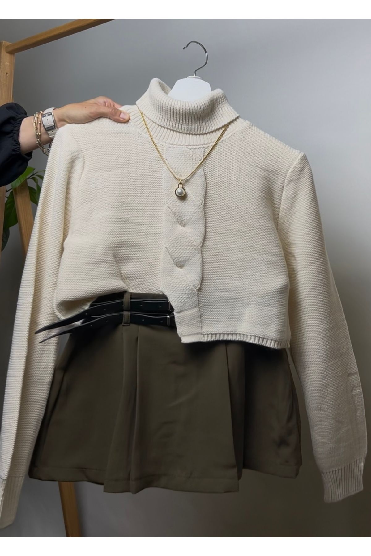Kadın Ekru Önü Saç Örgü Detaylı Kısa Triko Kazak