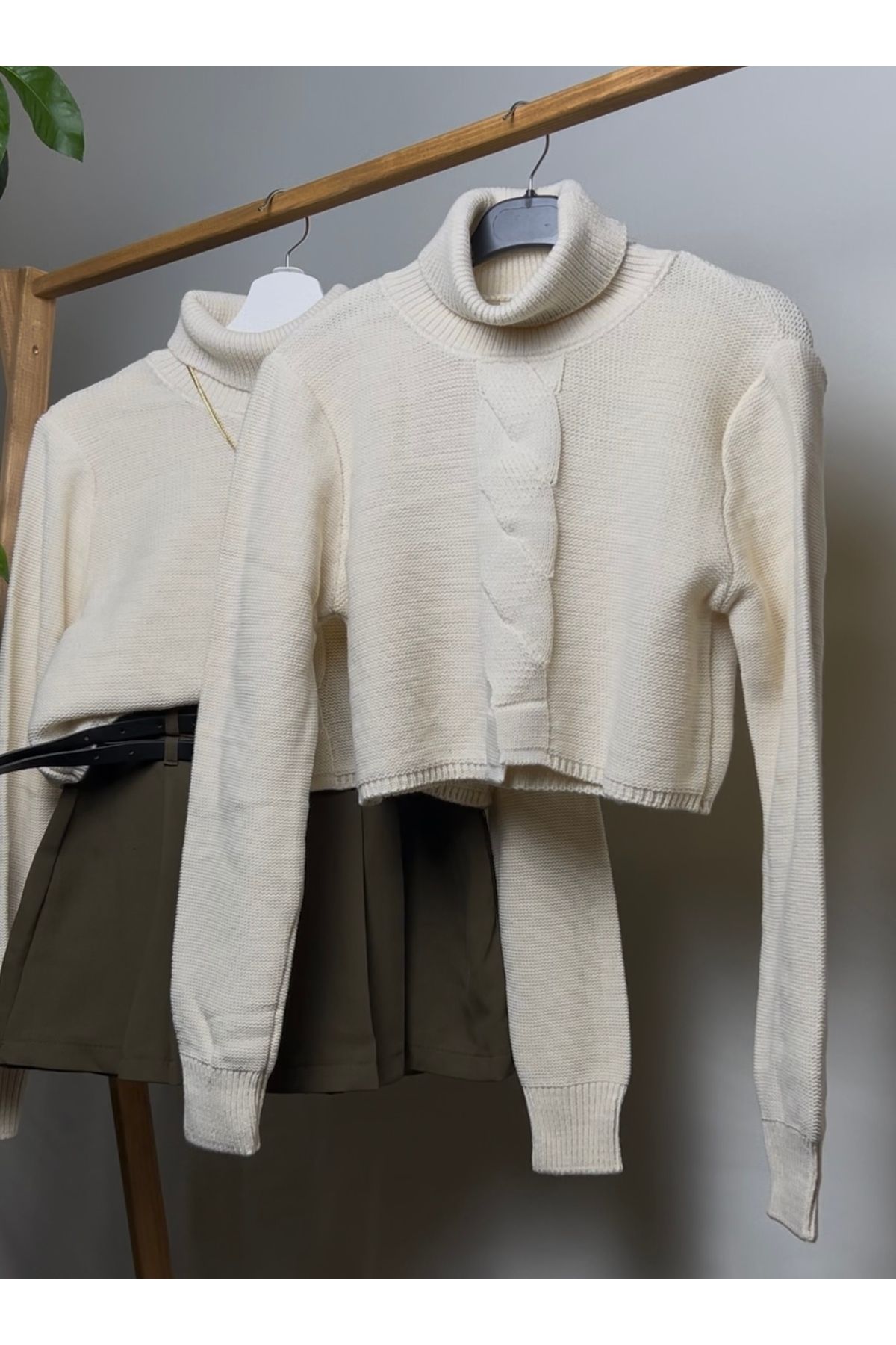 Kadın Ekru Önü Saç Örgü Detaylı Kısa Triko Kazak