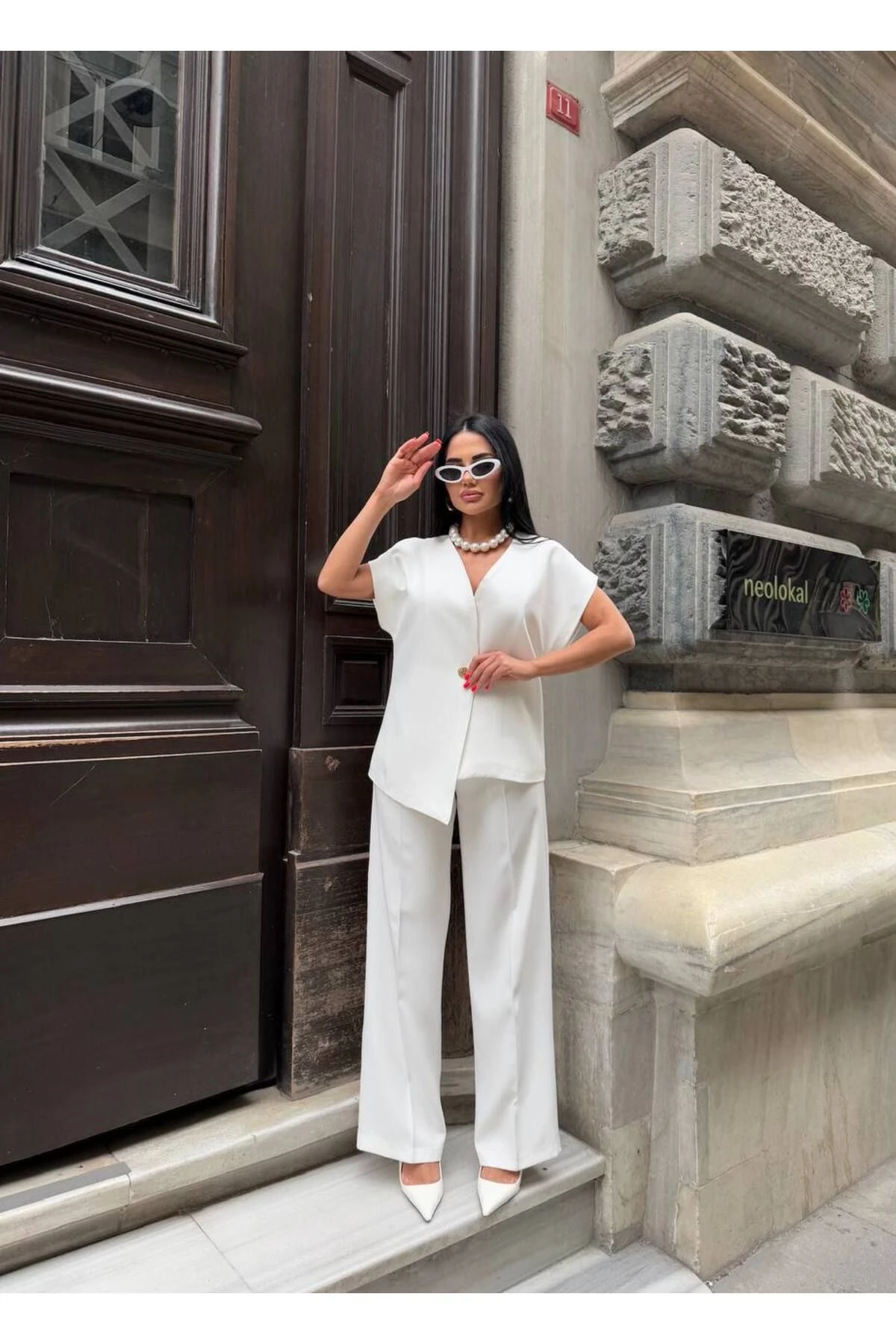 Kadın Beyaz Gold Düğme Detaylı Özel Tasarım Yelek Pantolon İkili Takım