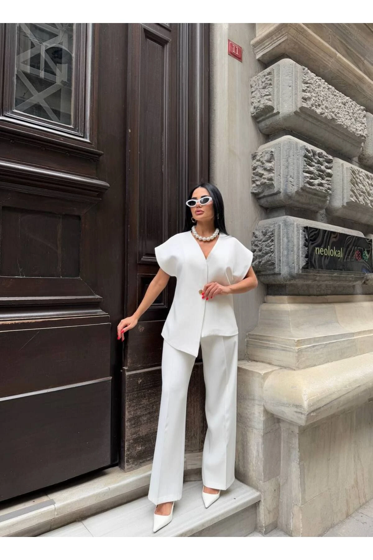 Kadın Beyaz Gold Düğme Detaylı Özel Tasarım Yelek Pantolon İkili Takım