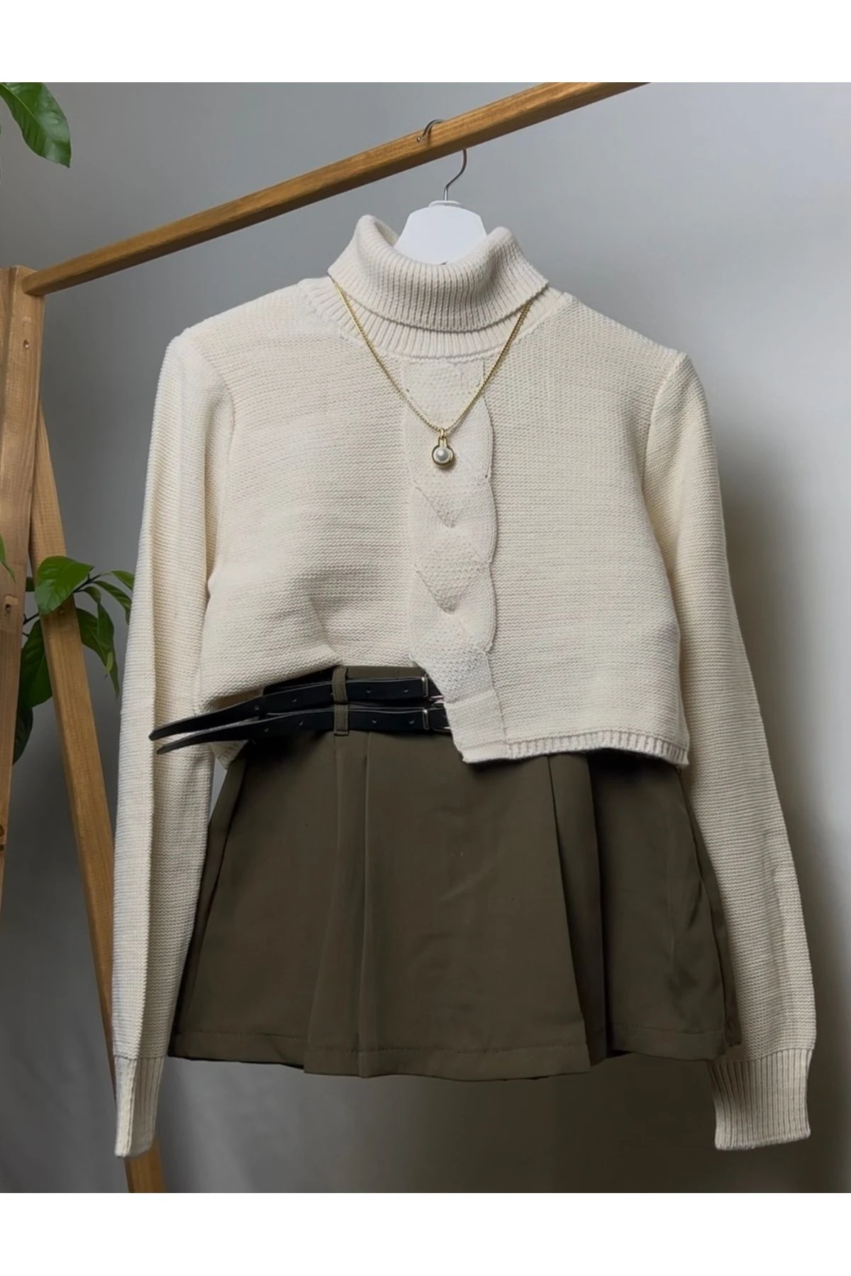 Kadın Ekru Önü Saç Örgü Detaylı Kısa Triko Kazak
