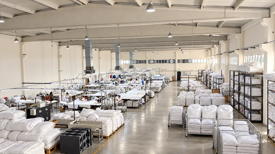 Denizli’deki Adea Tekstil fabrikasının üretim alanı; dijital olarak düzenlenmiş görsel