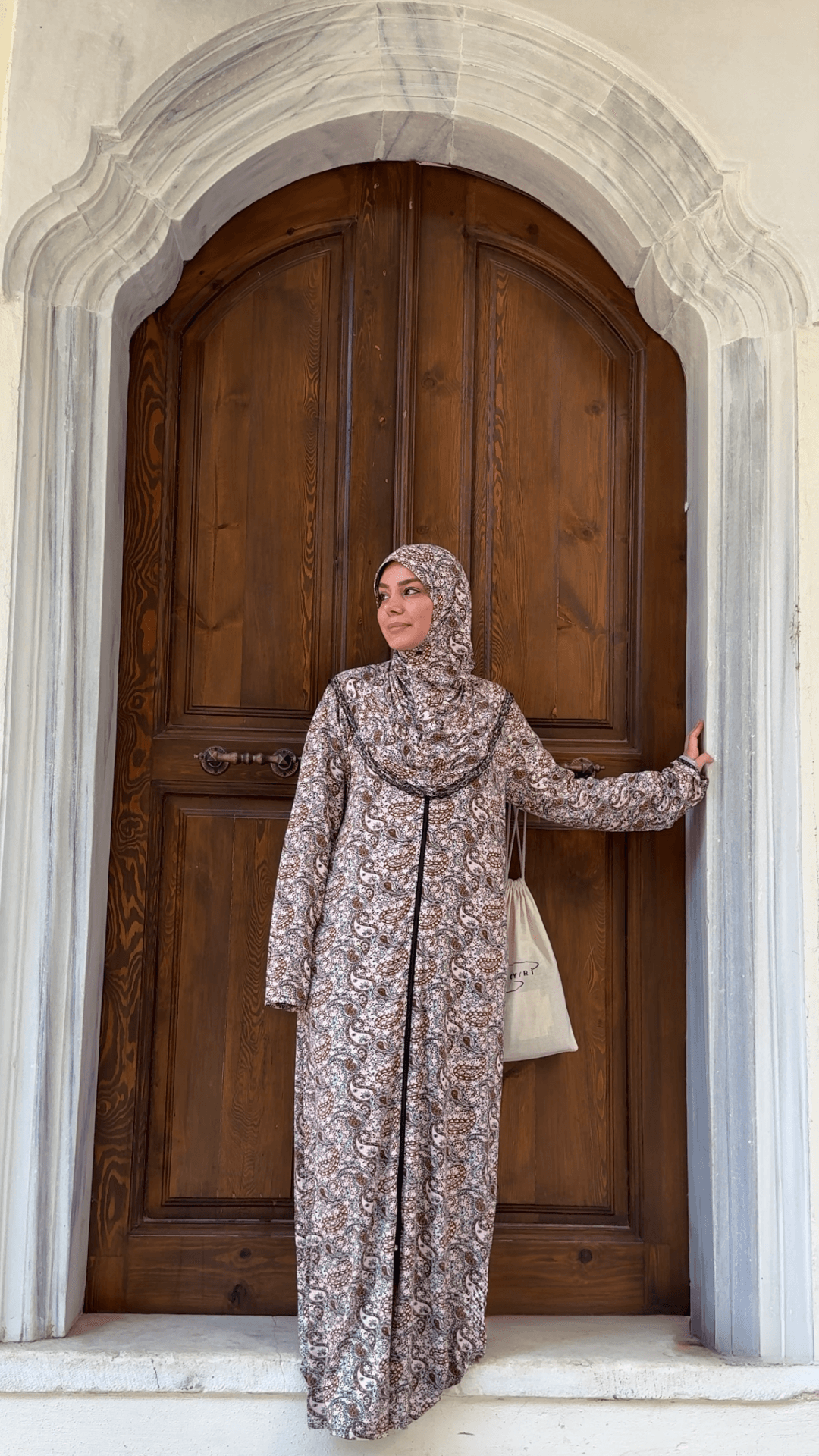 Desenli Refah Fermuarlı Hazır Şallı Pamuklu Penye Namaz Elbisesi  - Açık Renk Etnik Desen