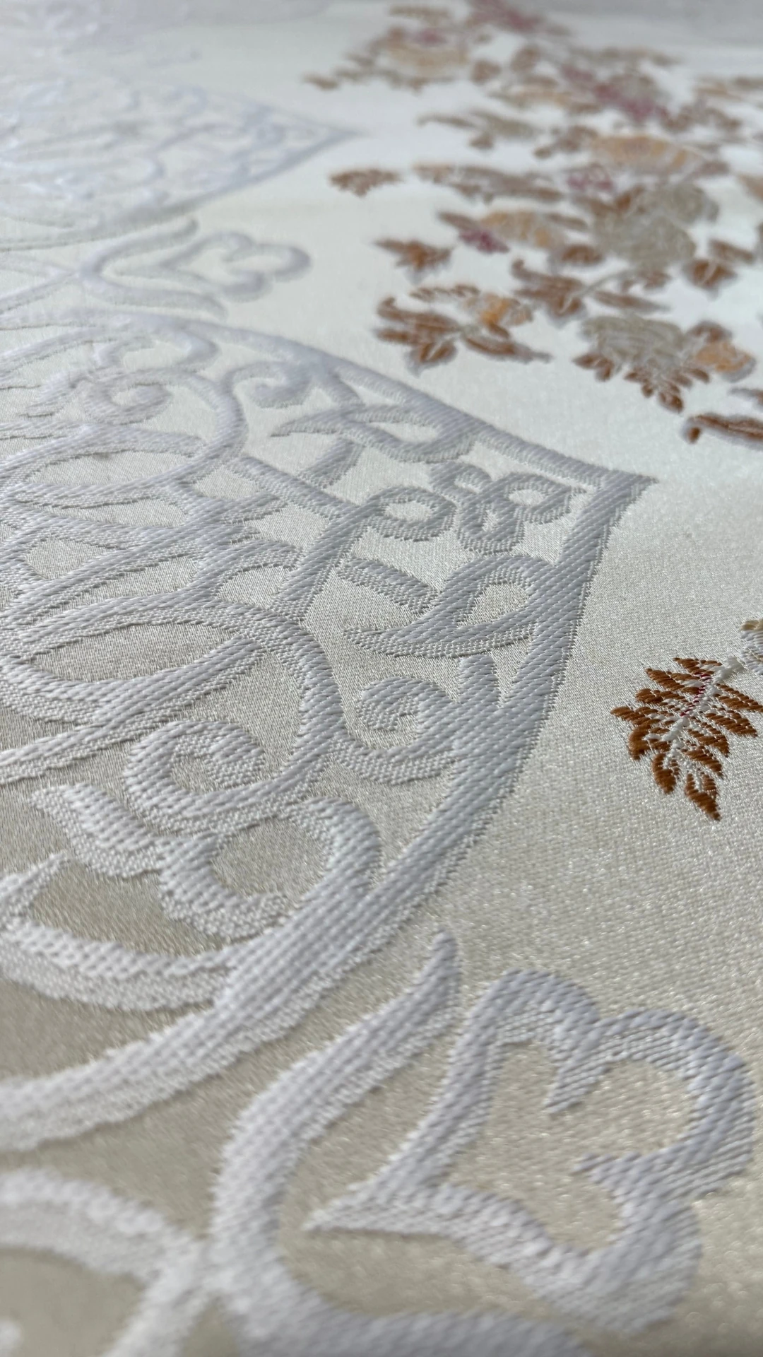 Mihraplı Çiçek Desenli Çeyizlik Saten Seccade