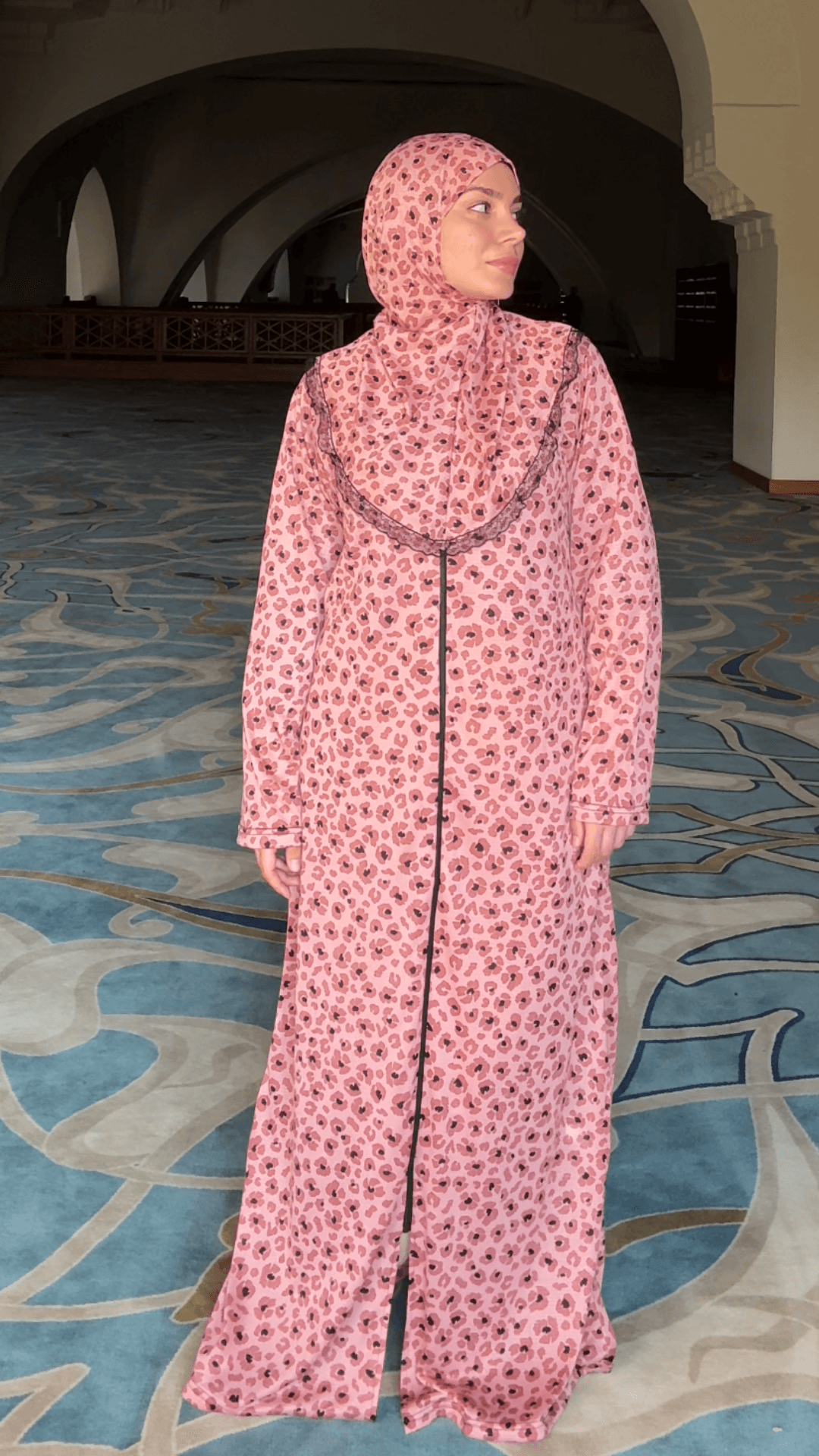 Hira Fermuarlı Hazır Şallı Helen Kumaş Namaz Elbisesi - Pembe Leopar