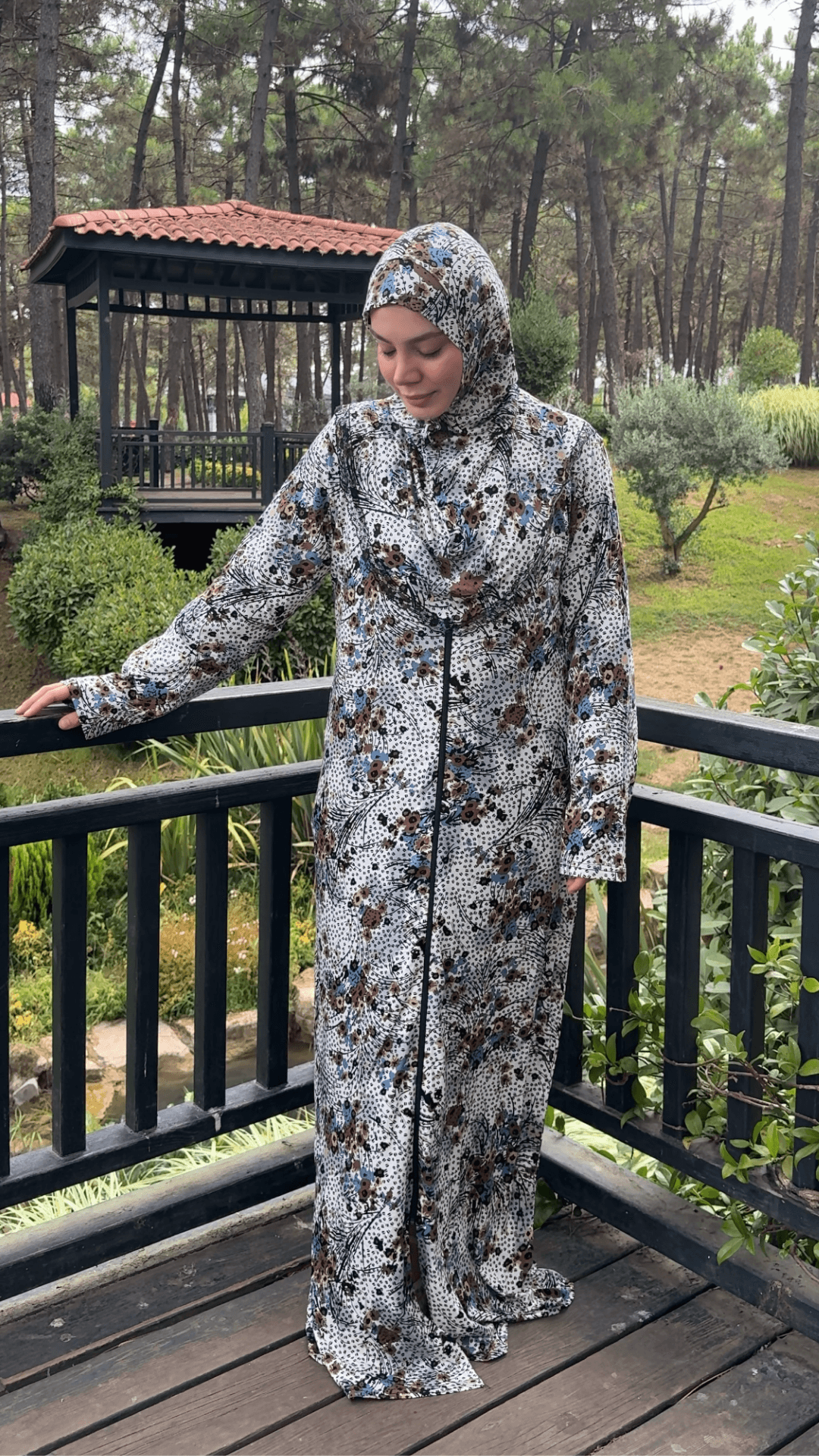 Desenli Refah Fermuarlı Hazır Şallı Pamuklu Penye Namaz Elbisesi  - Kahverengi Kır Çiçeği