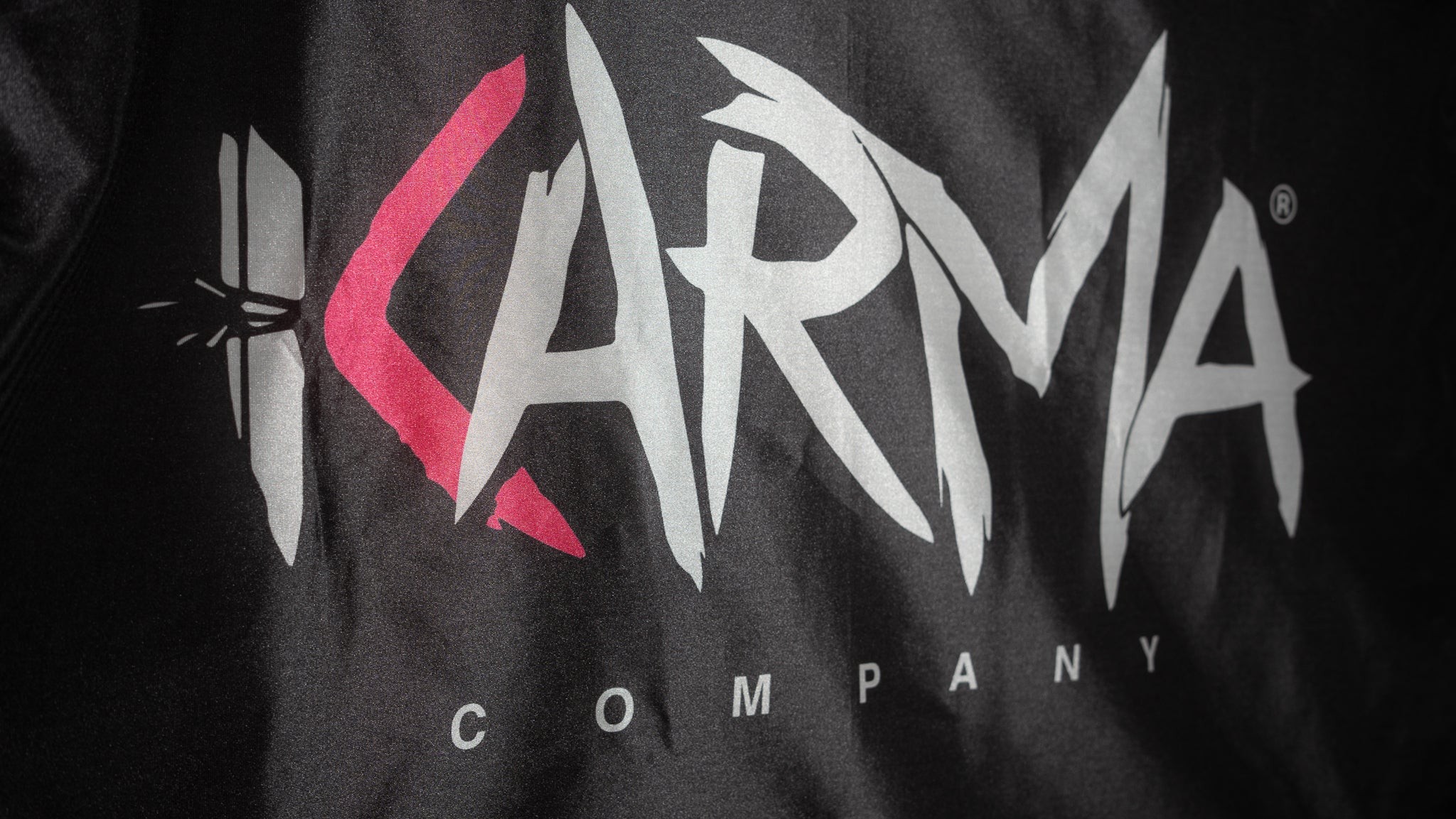 Karma Limited Edition Logo Bayrak