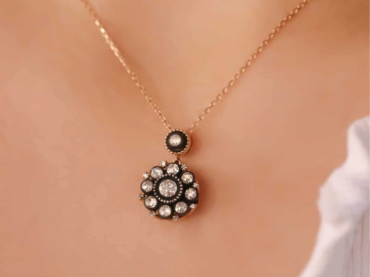 0,56 Karat Elmas Altın Gül Model Kolye