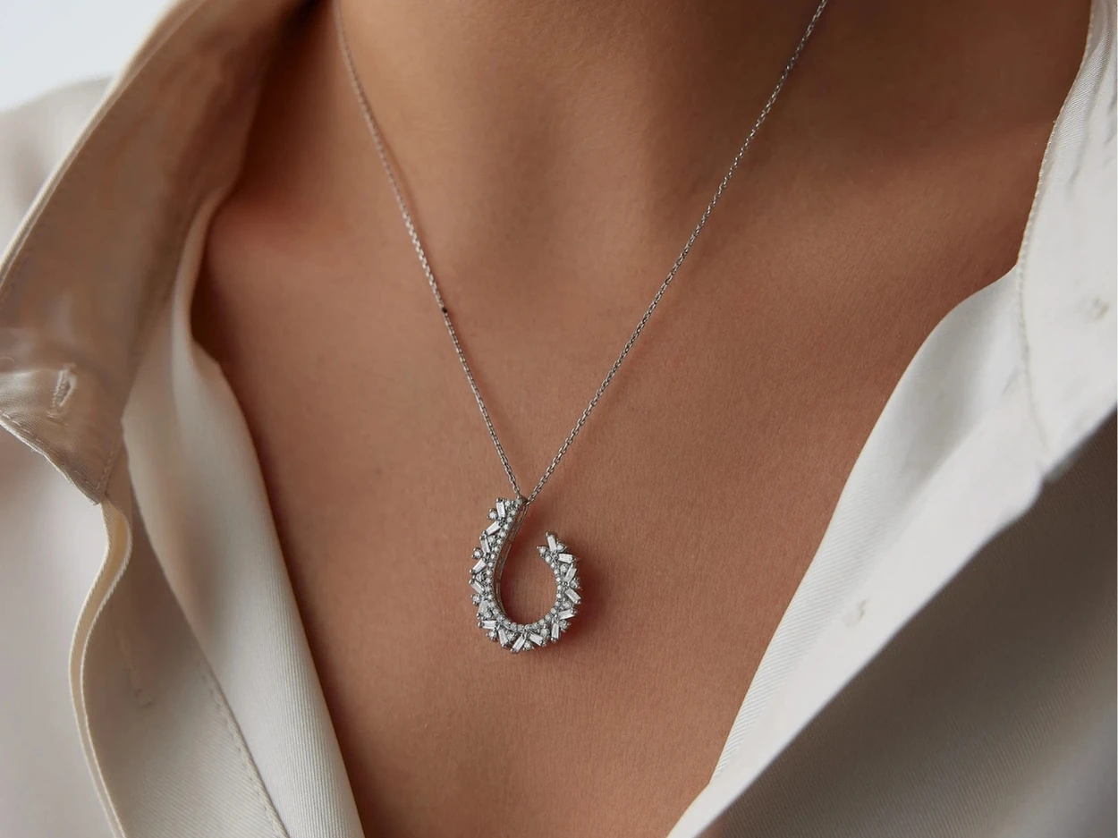 0,60 Karat Baget Pırlanta Kolye