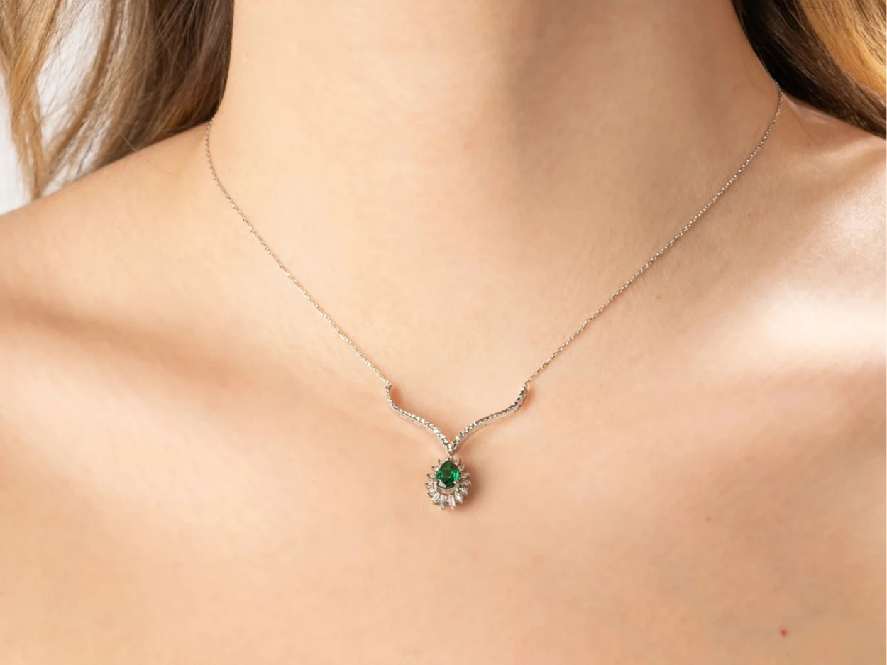 0,97 Karat Pırlanta Renkli Taşlı Kolye