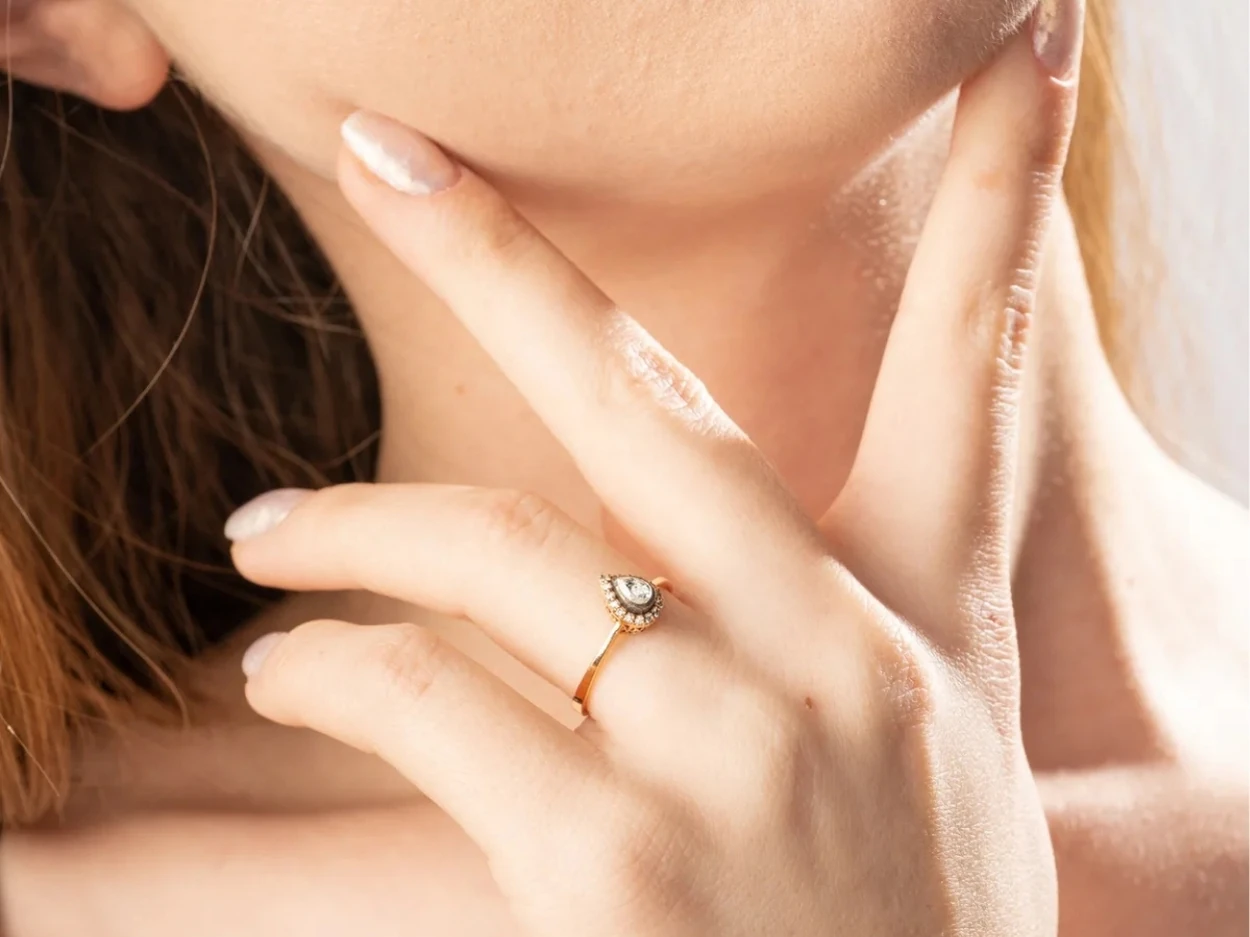 0,21 Karat Altın Pırlanta Elmas Damla Yüzük