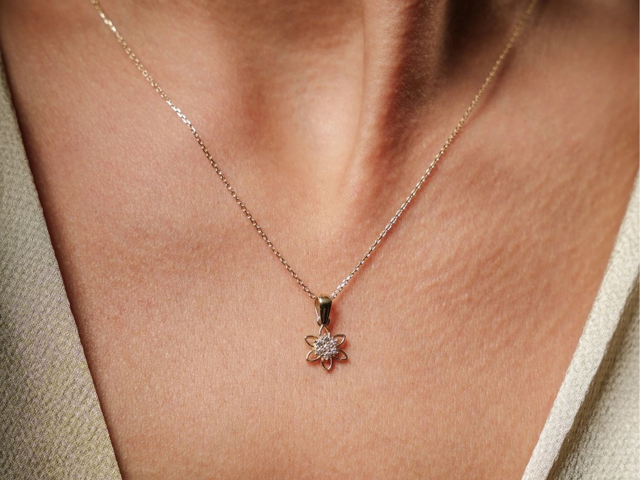 14 Ayar Altın Taşlı Minimal Çiçek Kolye