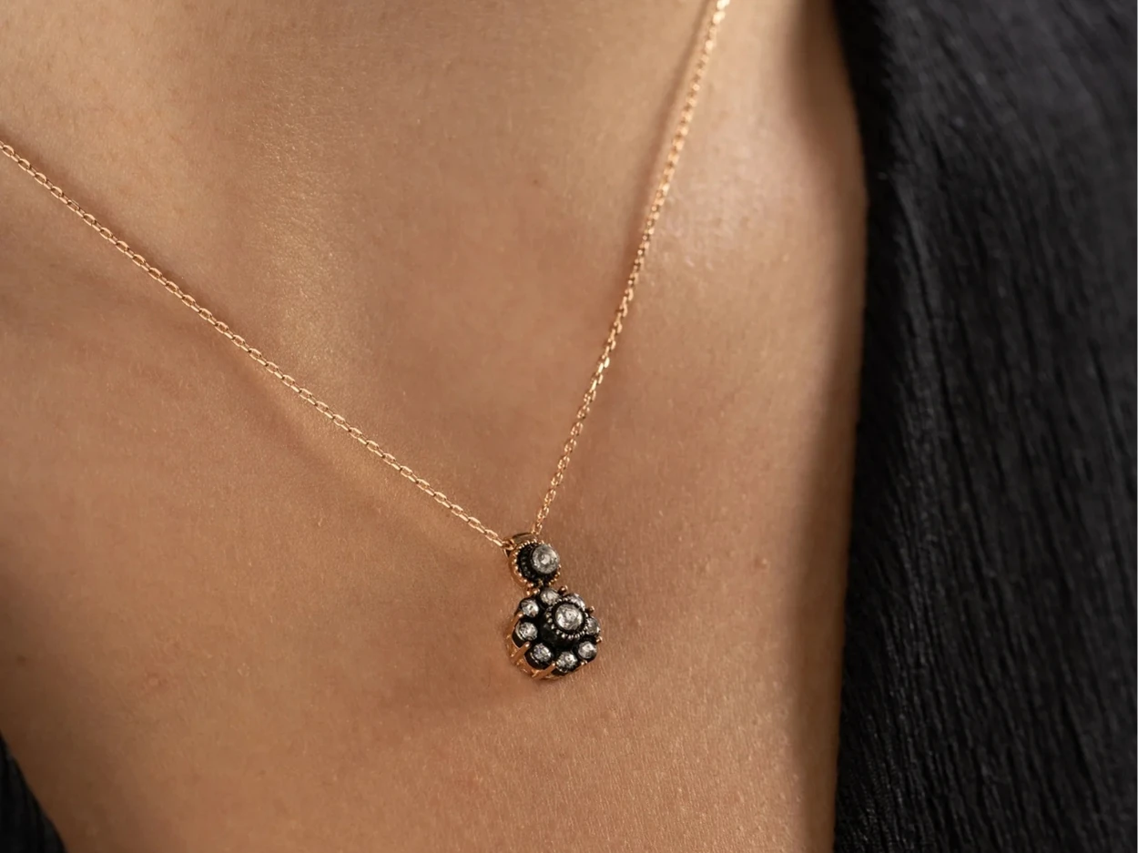 0,20 Karat Altın Elmas Gül Kolye