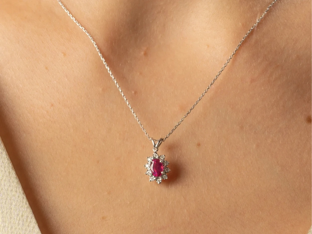 0,67 Karat Pırlantalı Yakut Kolye