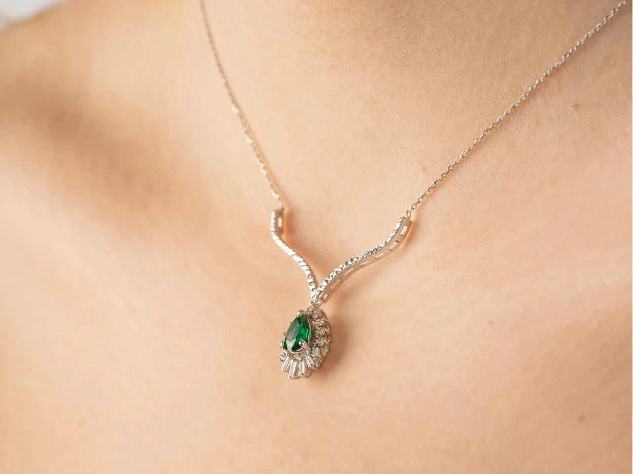 0,97 Karat Pırlanta Renkli Taşlı Kolye