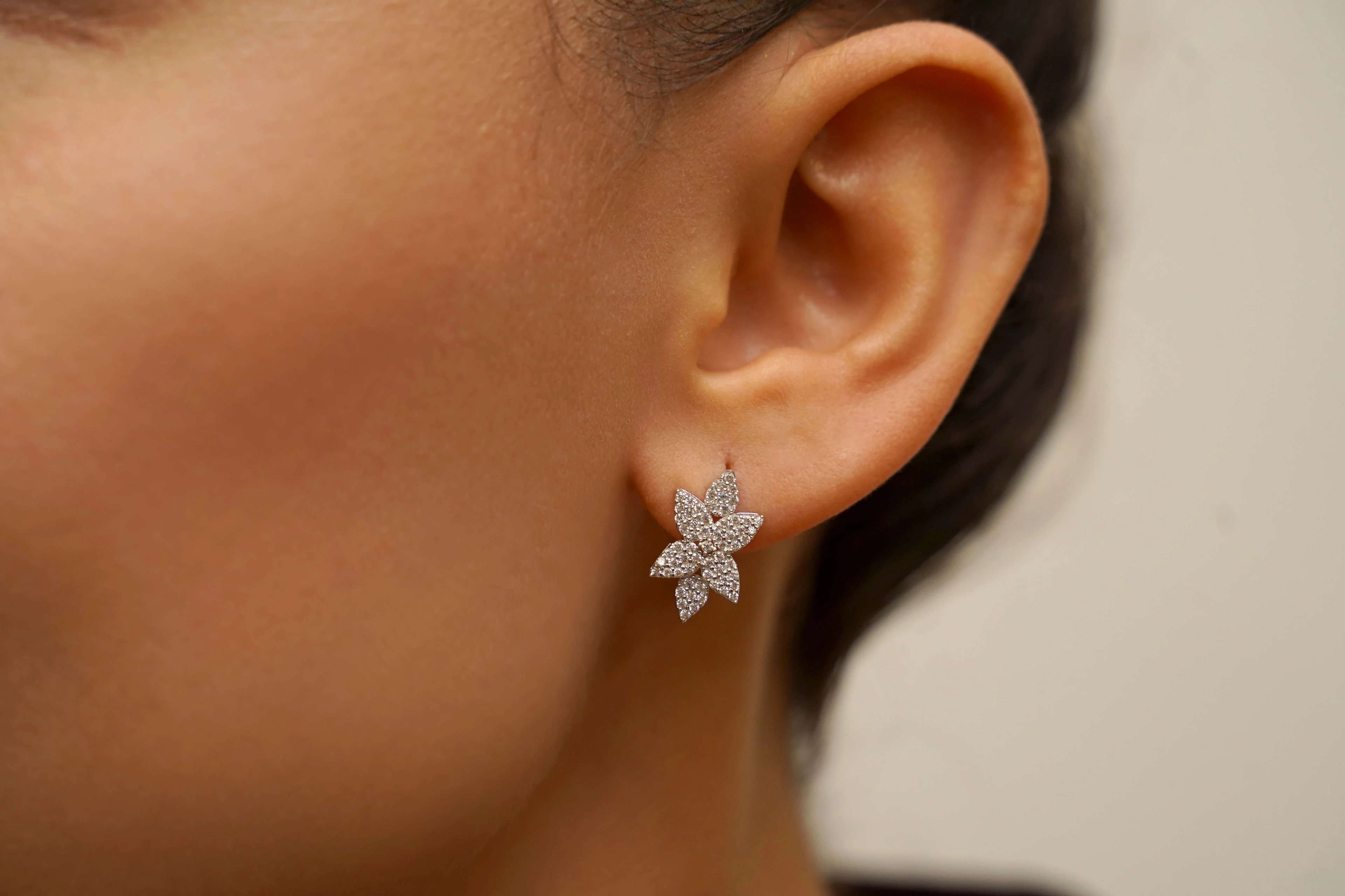 14 Ayar Altın Çiçek Motifli Küpe