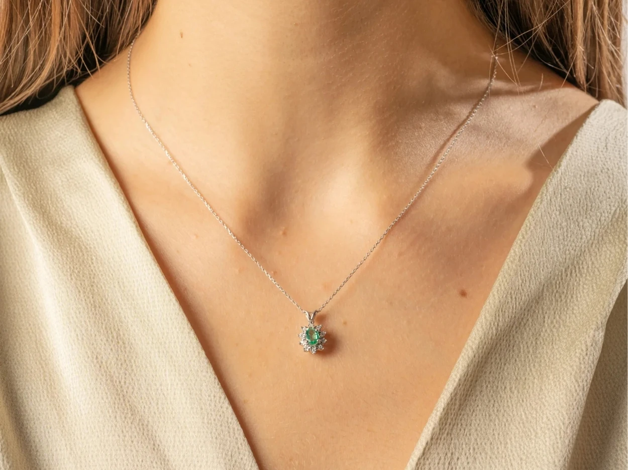 0,45 Karat Pırlantalı Zümrüt Kolye