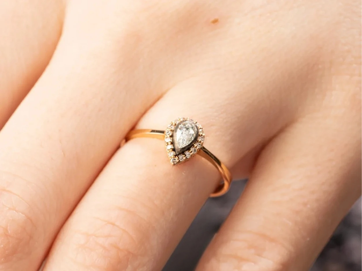 0,21 Karat Altın Pırlanta Elmas Damla Yüzük