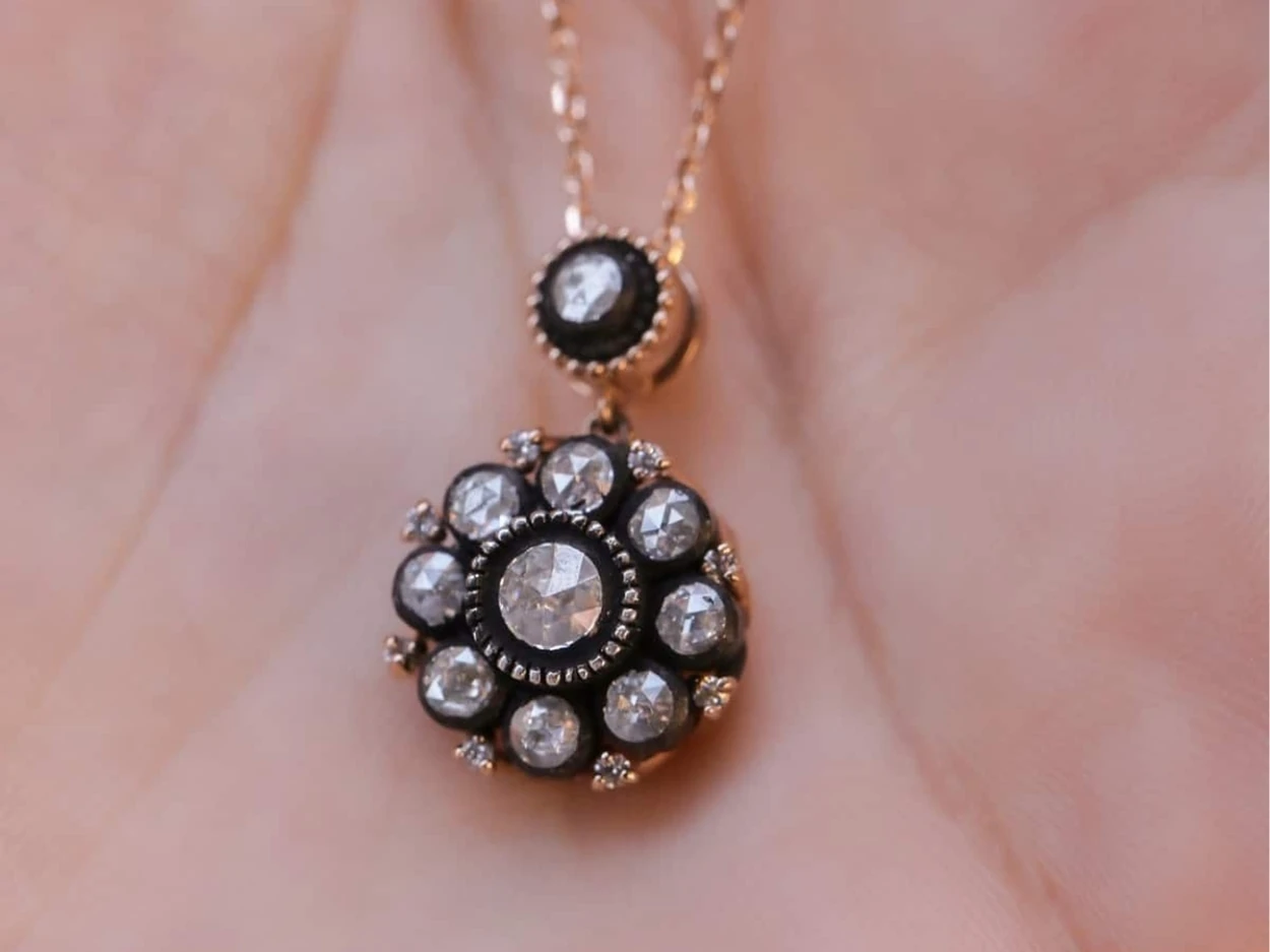 0,56 Karat Elmas Altın Gül Model Kolye