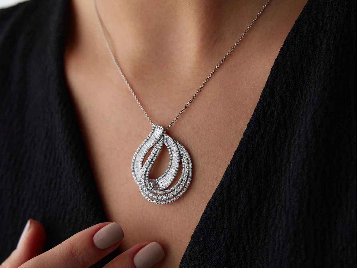 3,13 Karat Tasarım Baget Pırlanta Kolye