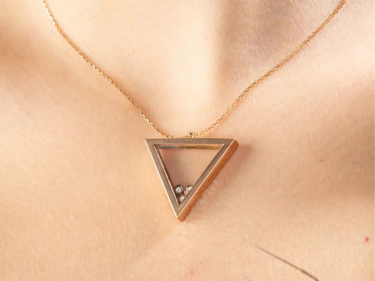 0,11 Karat Altın Elmas Üçgen Tasarım Kolye