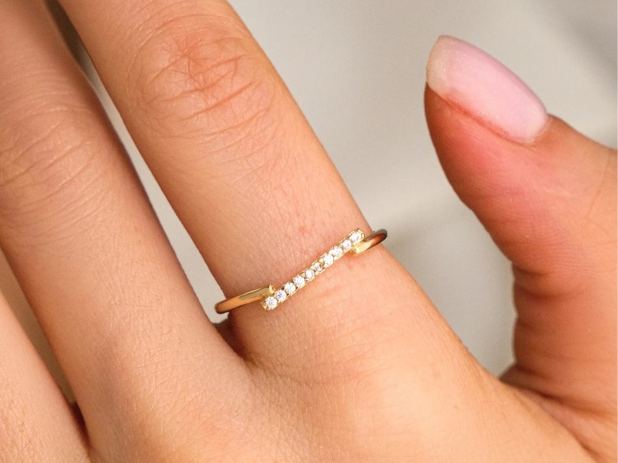 14 Ayar Altın Taşlı Asimetrik Çizgi Yüzük