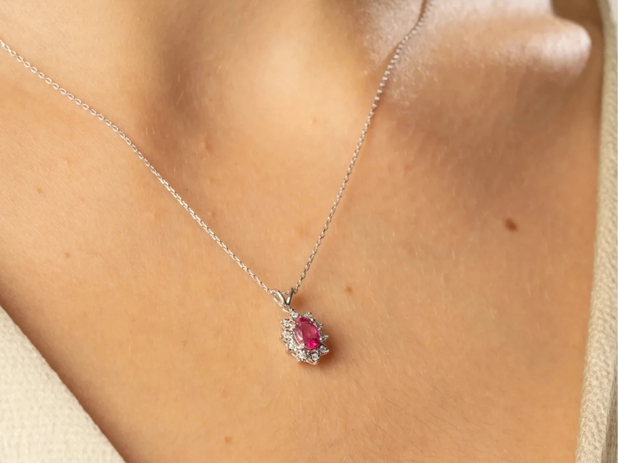 0,67 Karat Pırlantalı Yakut Kolye