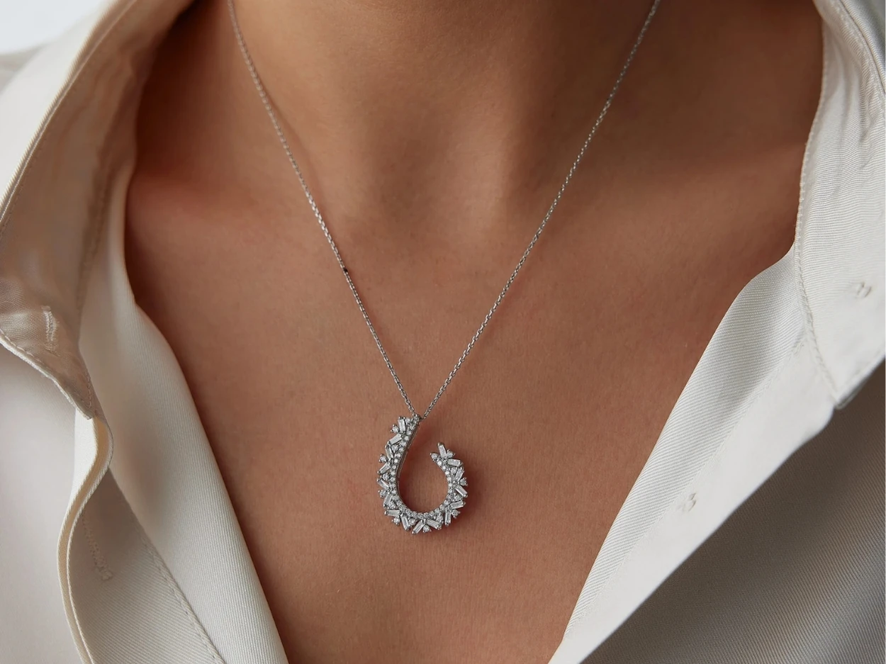 0,60 Karat Baget Pırlanta Kolye