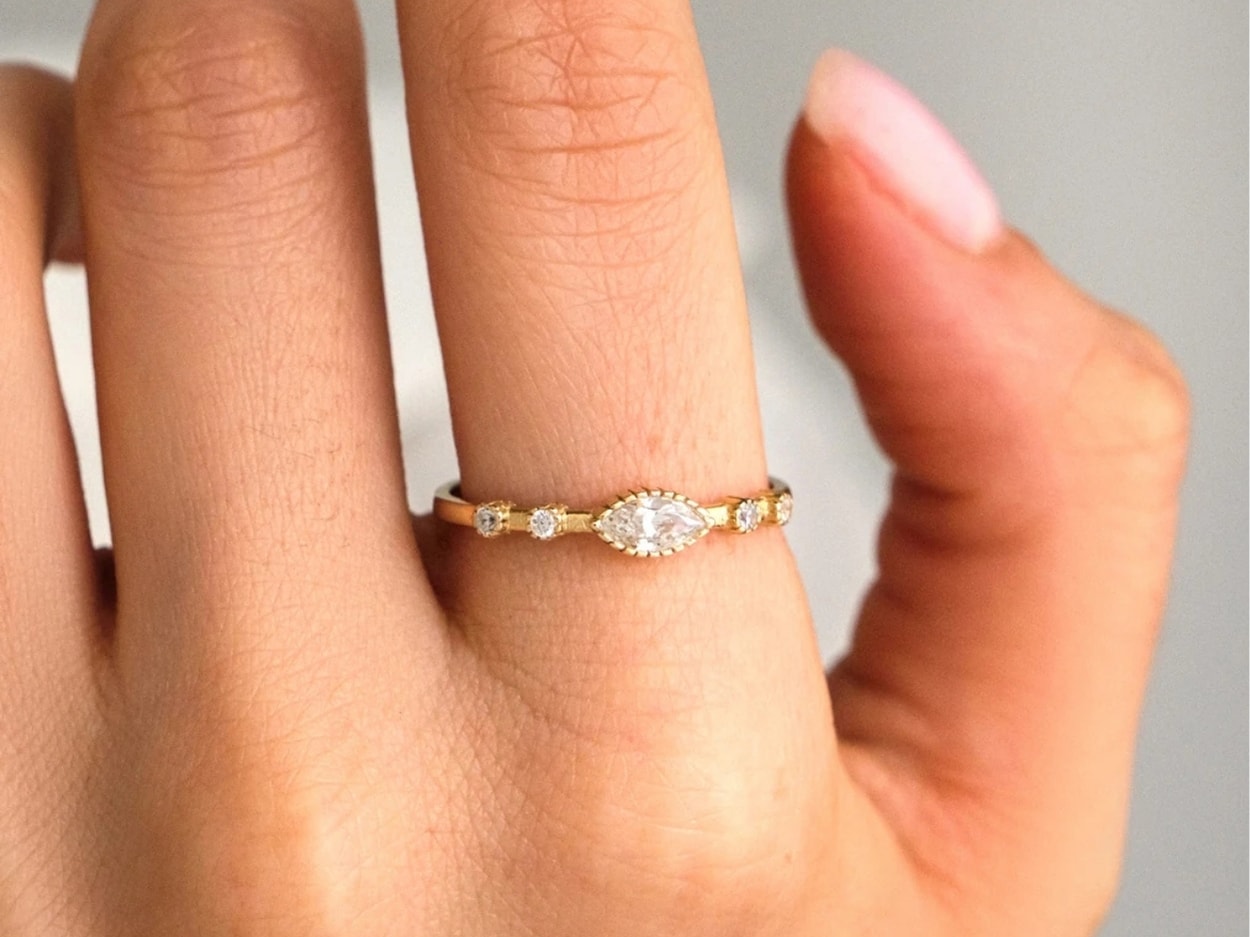 14 Ayar Altın Oval Tasarım Yüzük