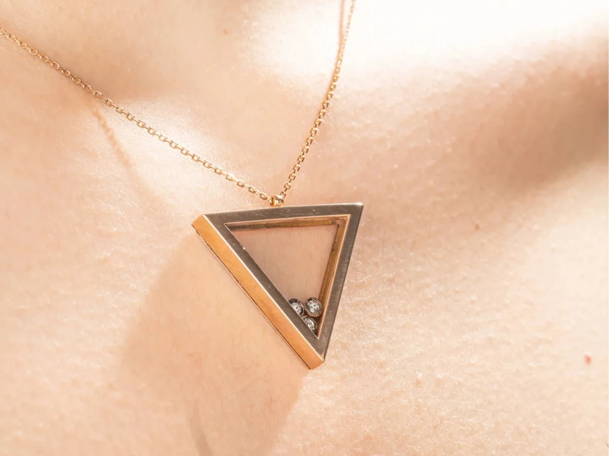 0,11 Karat Altın Elmas Üçgen Tasarım Kolye