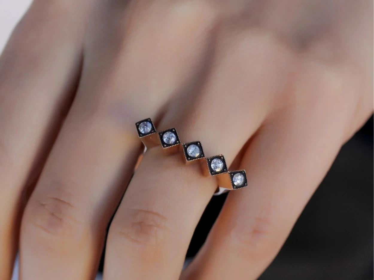 0,18 Karat Altın Elmas Beştaş Yüzük