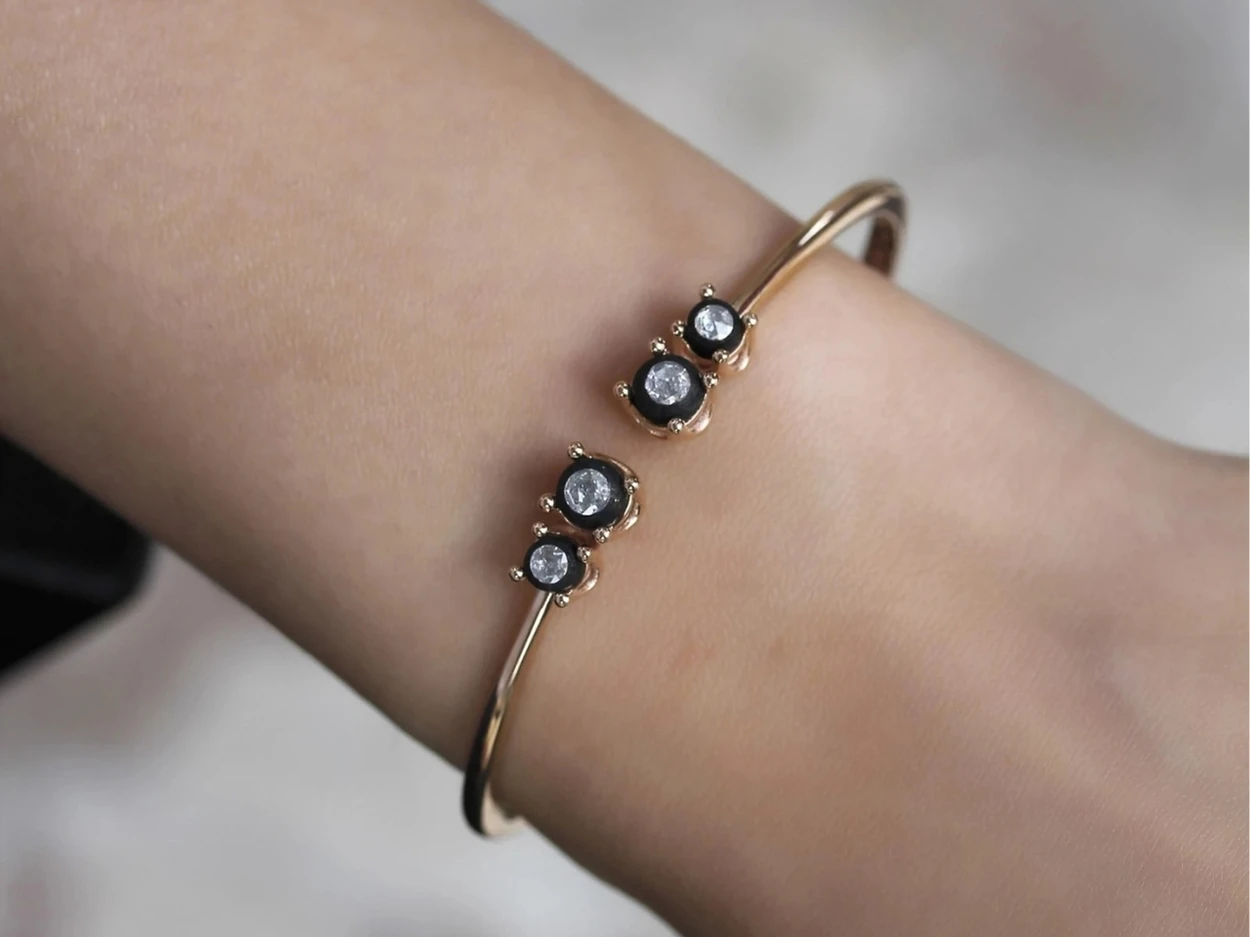 0,21 Karat Altın Elmas Kelepçe Bilezik