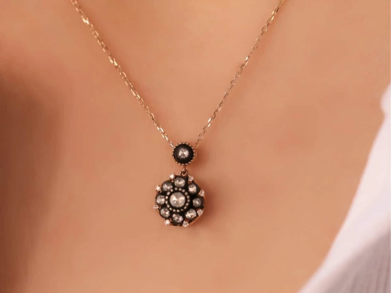 0,31 Karat Elmas Altın Gül Model Kolye