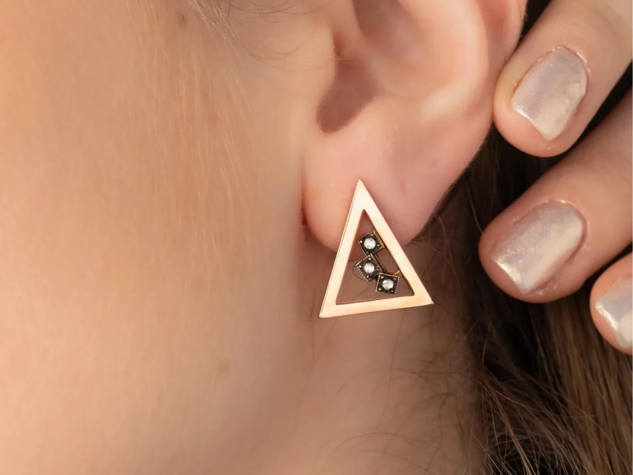 0,08 Karat Üçgen Tasarım Elmas Küpe