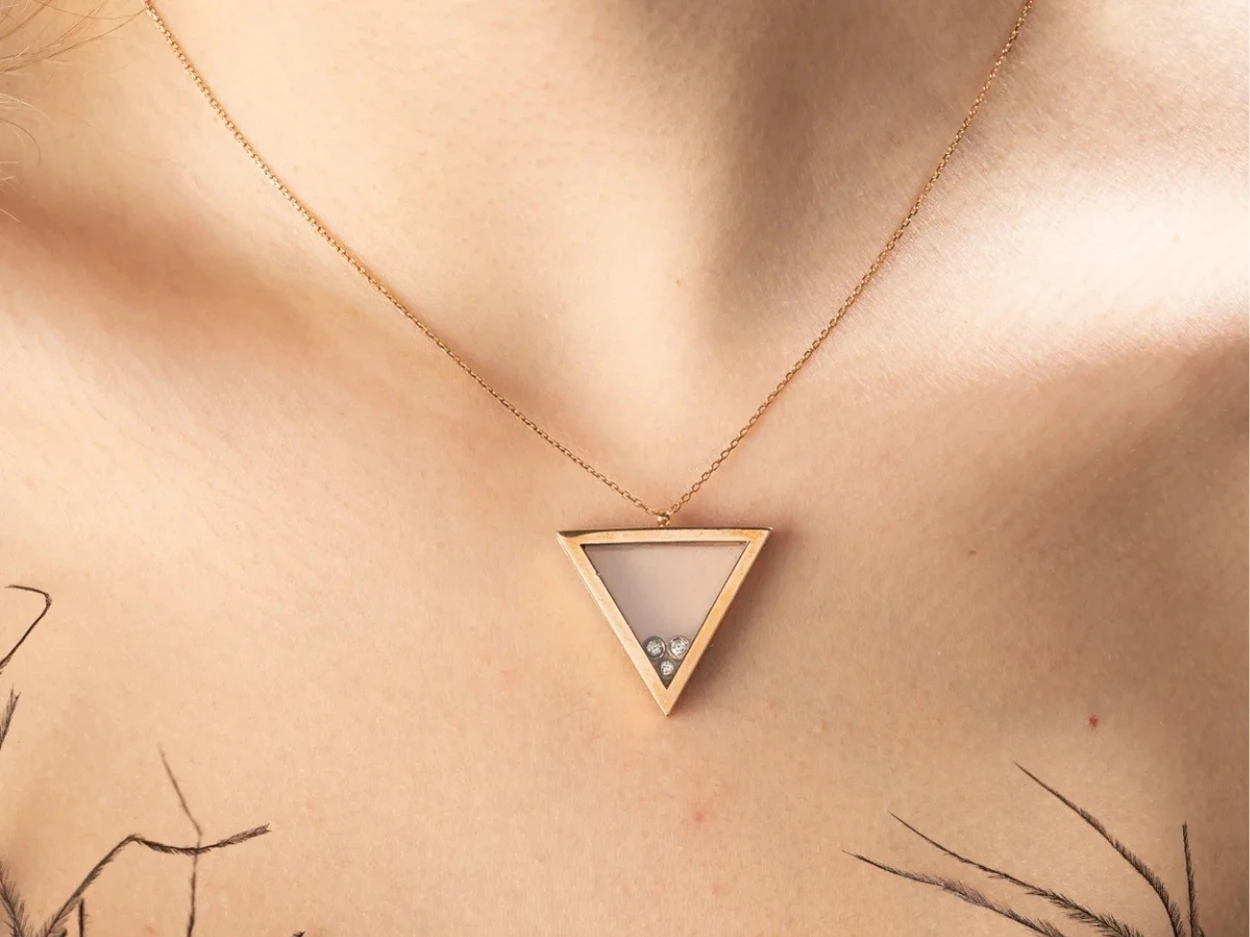 0,11 Karat Altın Elmas Üçgen Tasarım Kolye