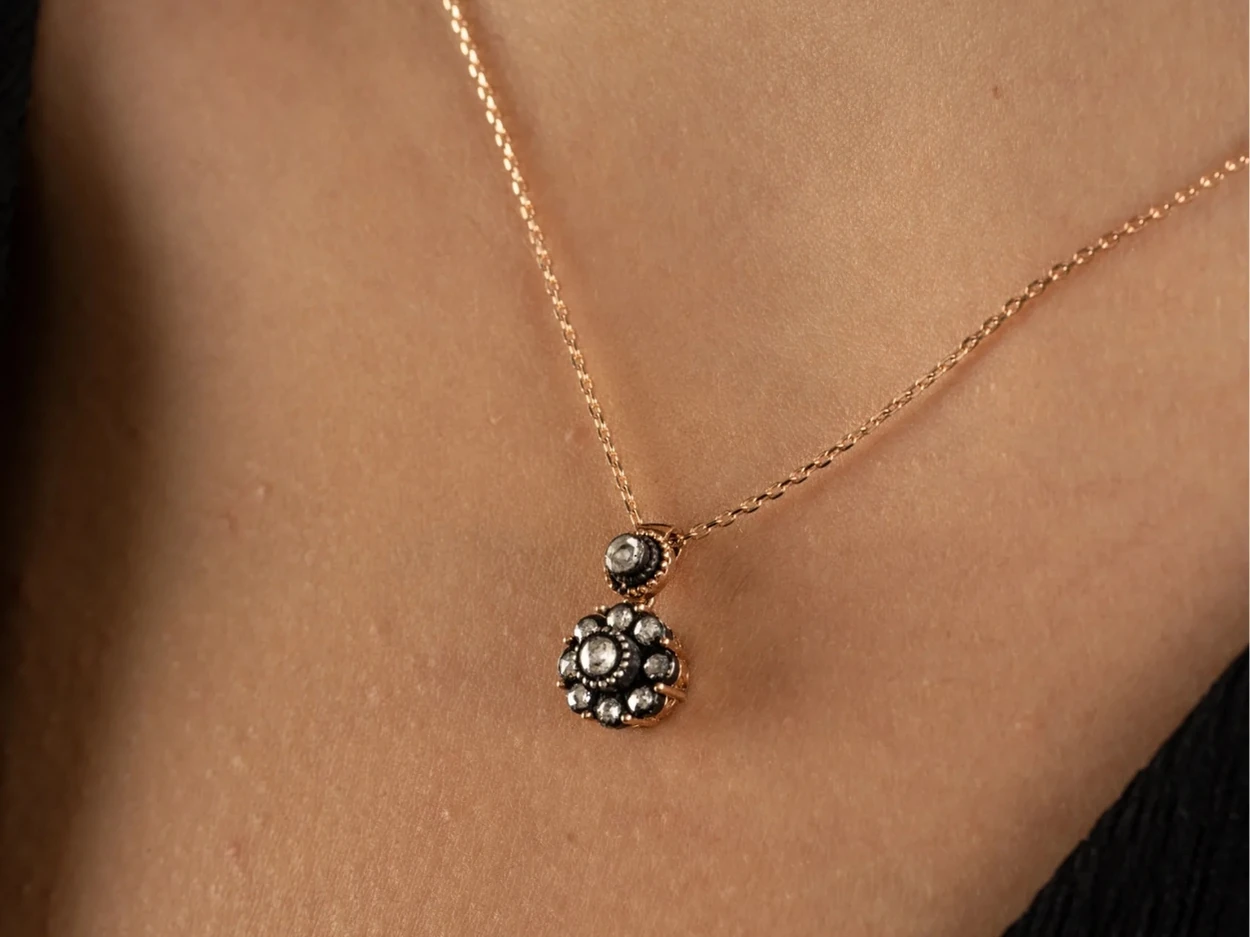 0,20 Karat Altın Elmas Gül Kolye