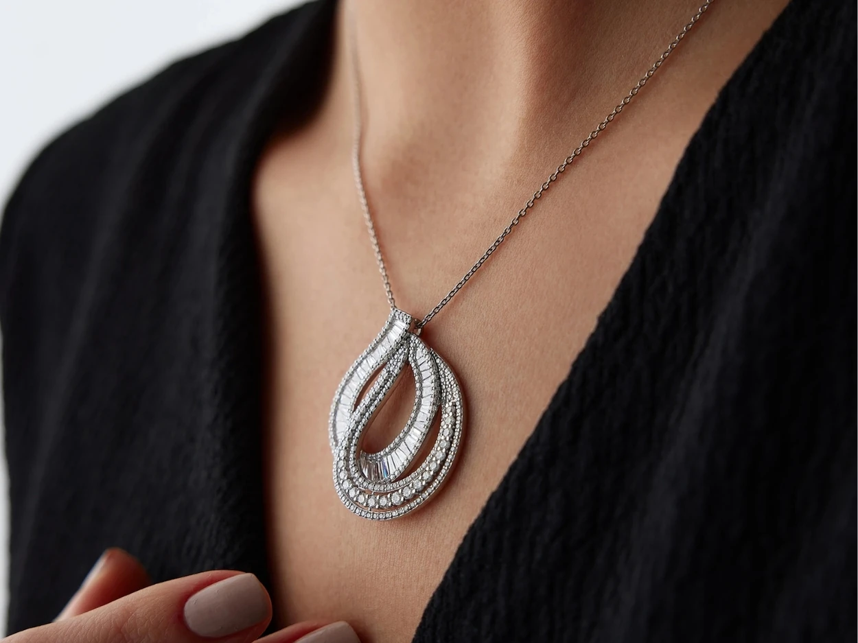 3,13 Karat Tasarım Baget Pırlanta Kolye