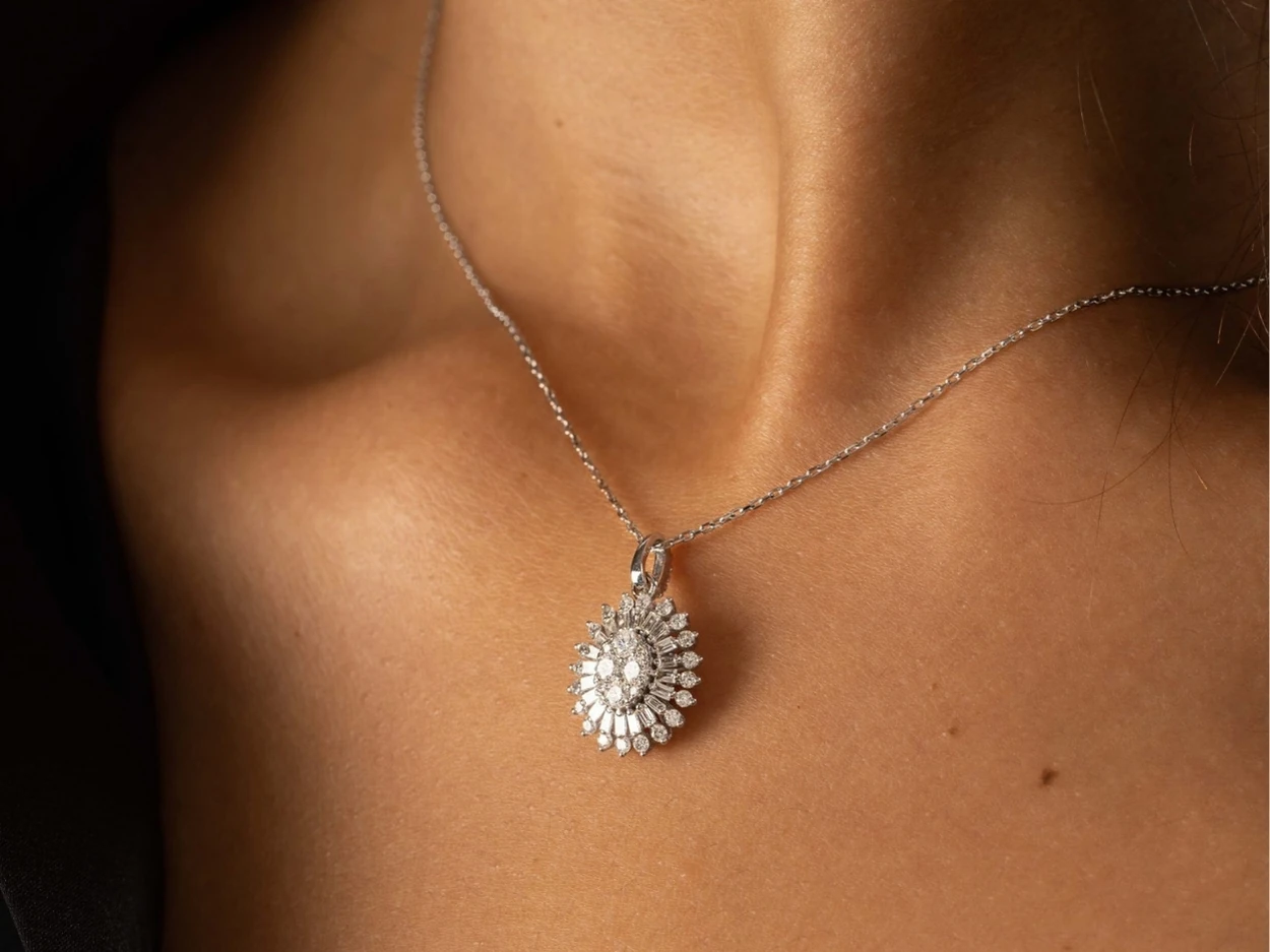 0,92 Karat Altın Pırlanta Baget Tasarım Kolye