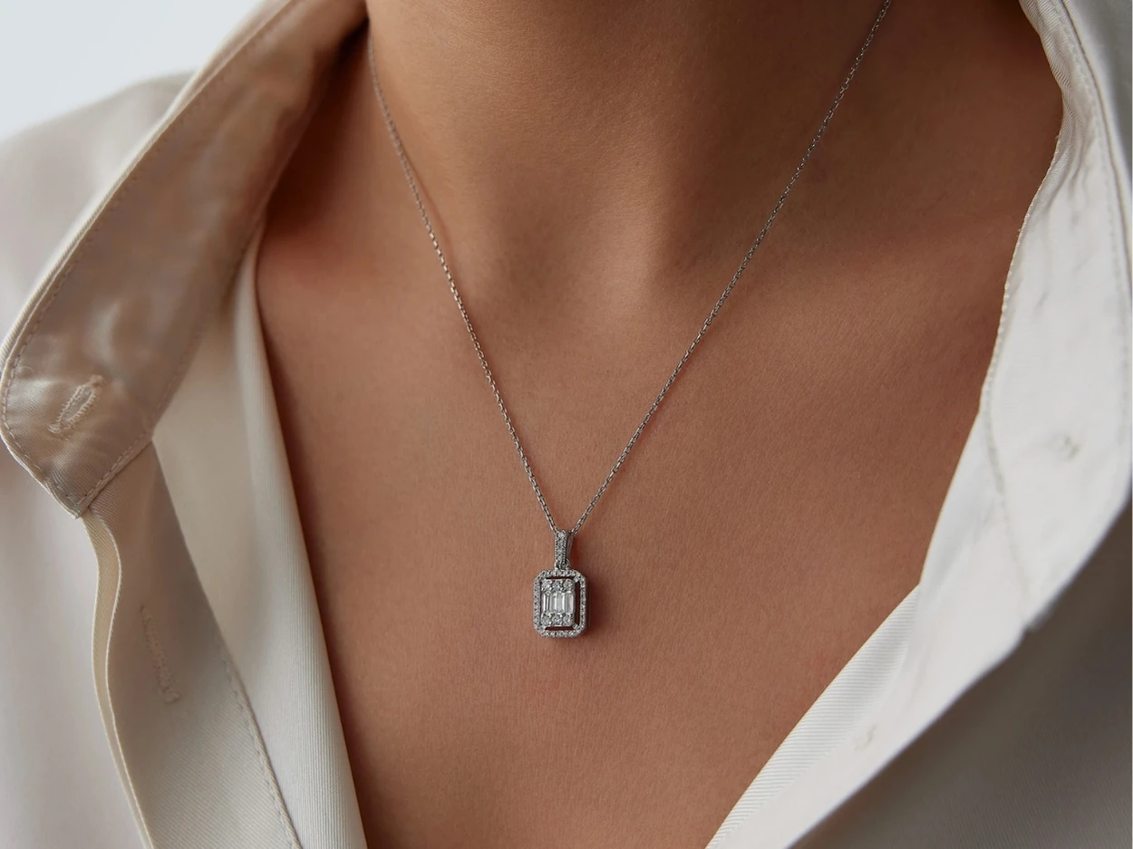 0,45 Karat Baget Pırlanta Kolye