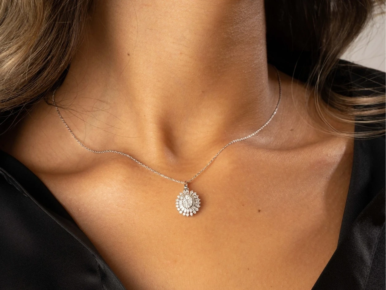 0,92 Karat Altın Pırlanta Baget Tasarım Kolye