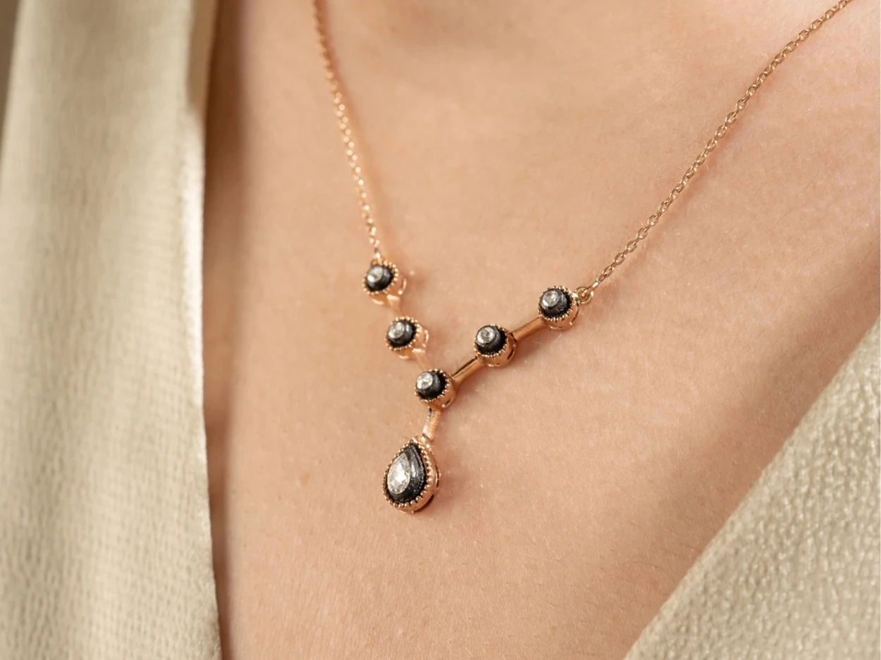 0,25 Karat Altın Elmas Tasarım Kolye