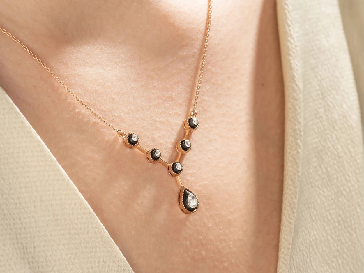 0,25 Karat Altın Elmas Tasarım Kolye