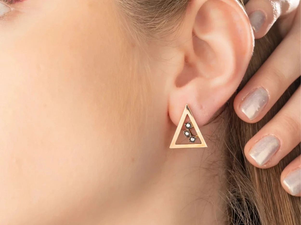 0,08 Karat Üçgen Tasarım Elmas Küpe