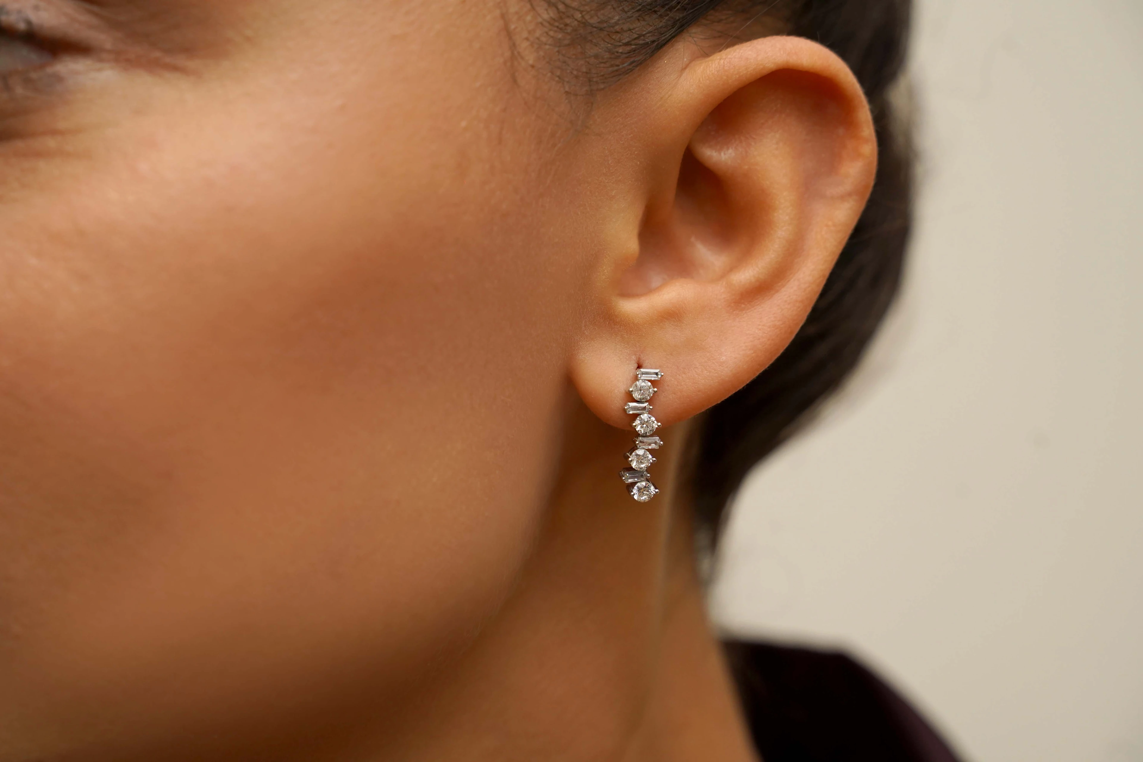 14 Ayar Altın Sıra Taşlı Küpe