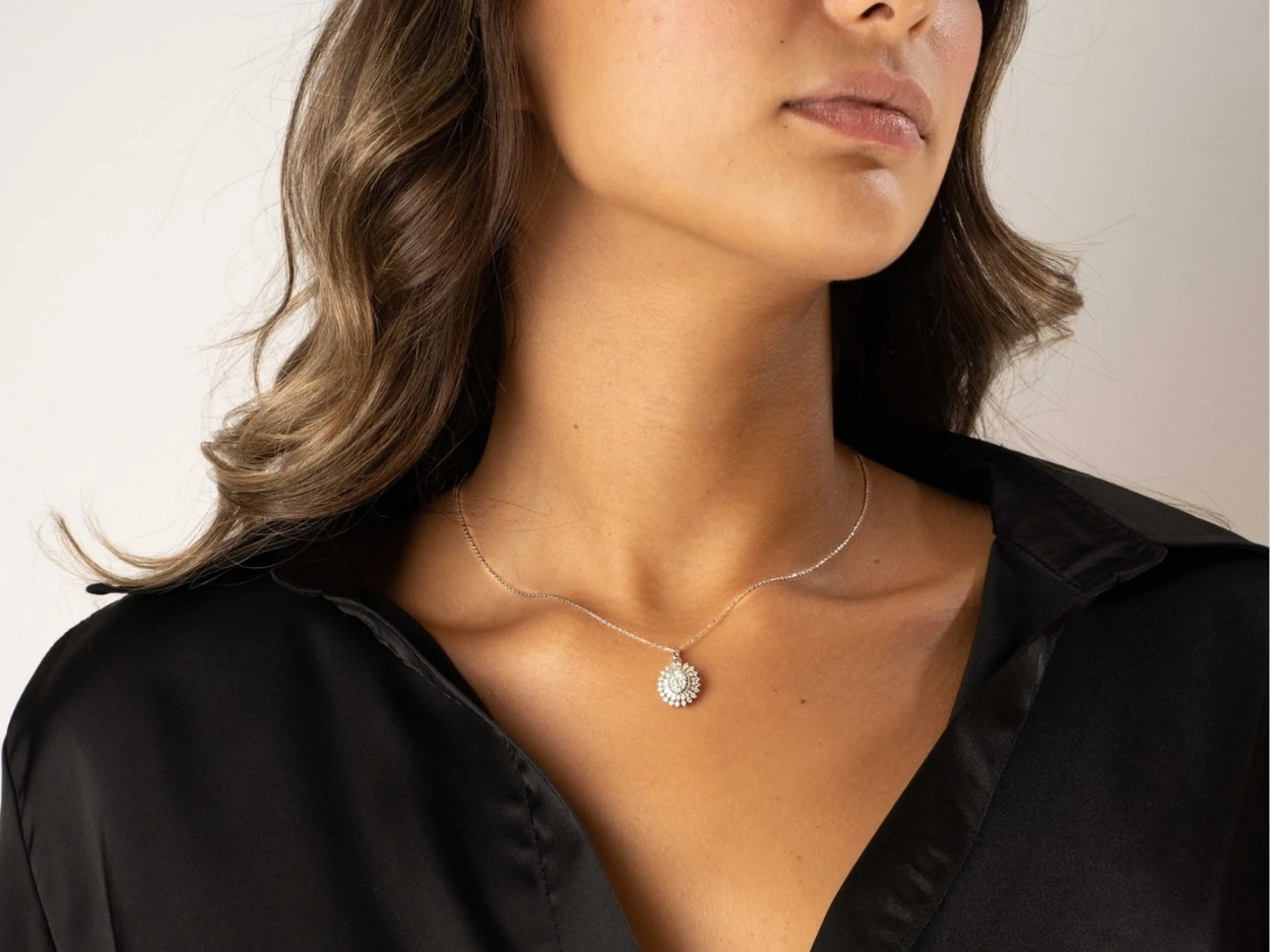 0,92 Karat Altın Pırlanta Baget Tasarım Kolye