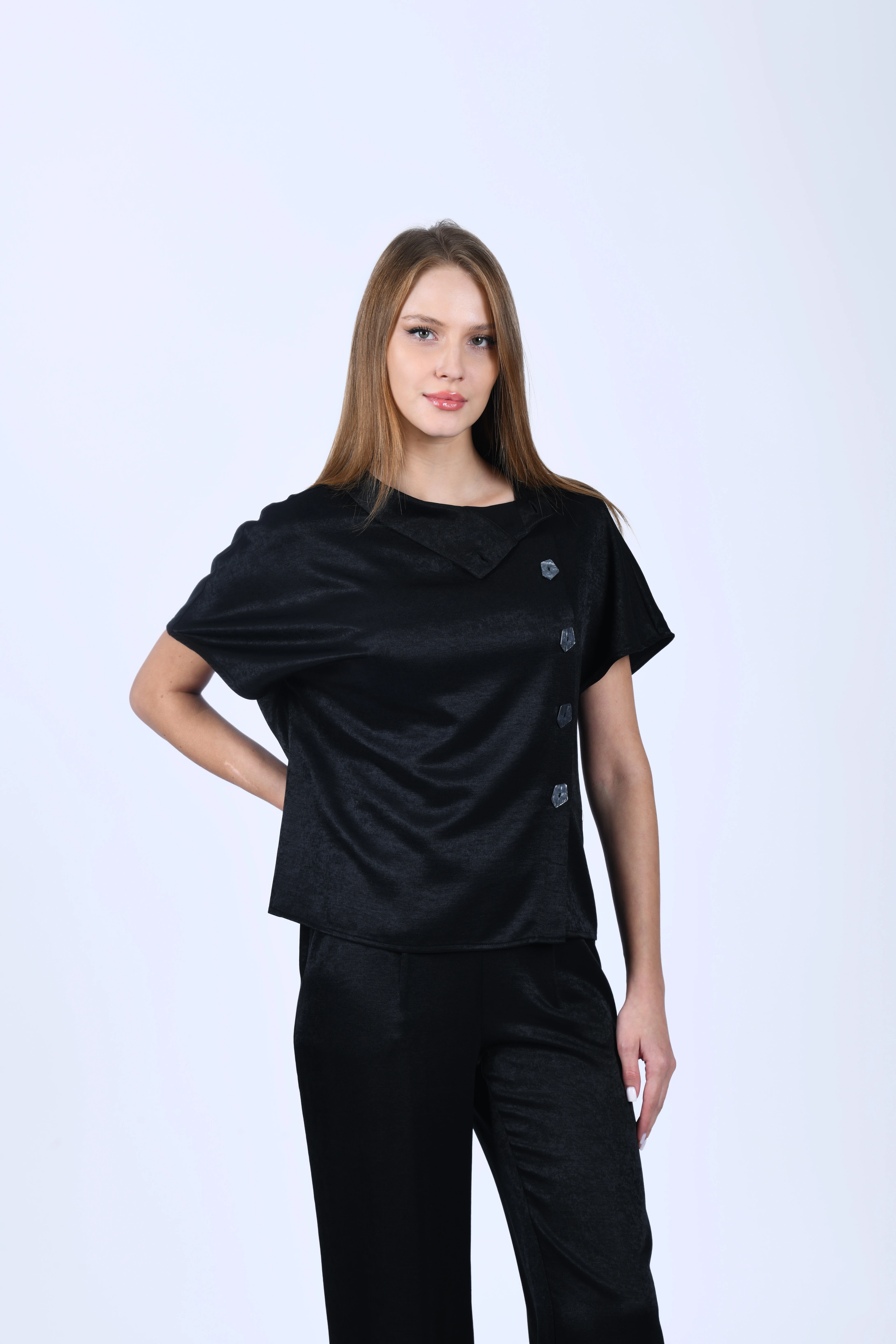 Siyah Asimetrik Düğmeli Bluz - QB202