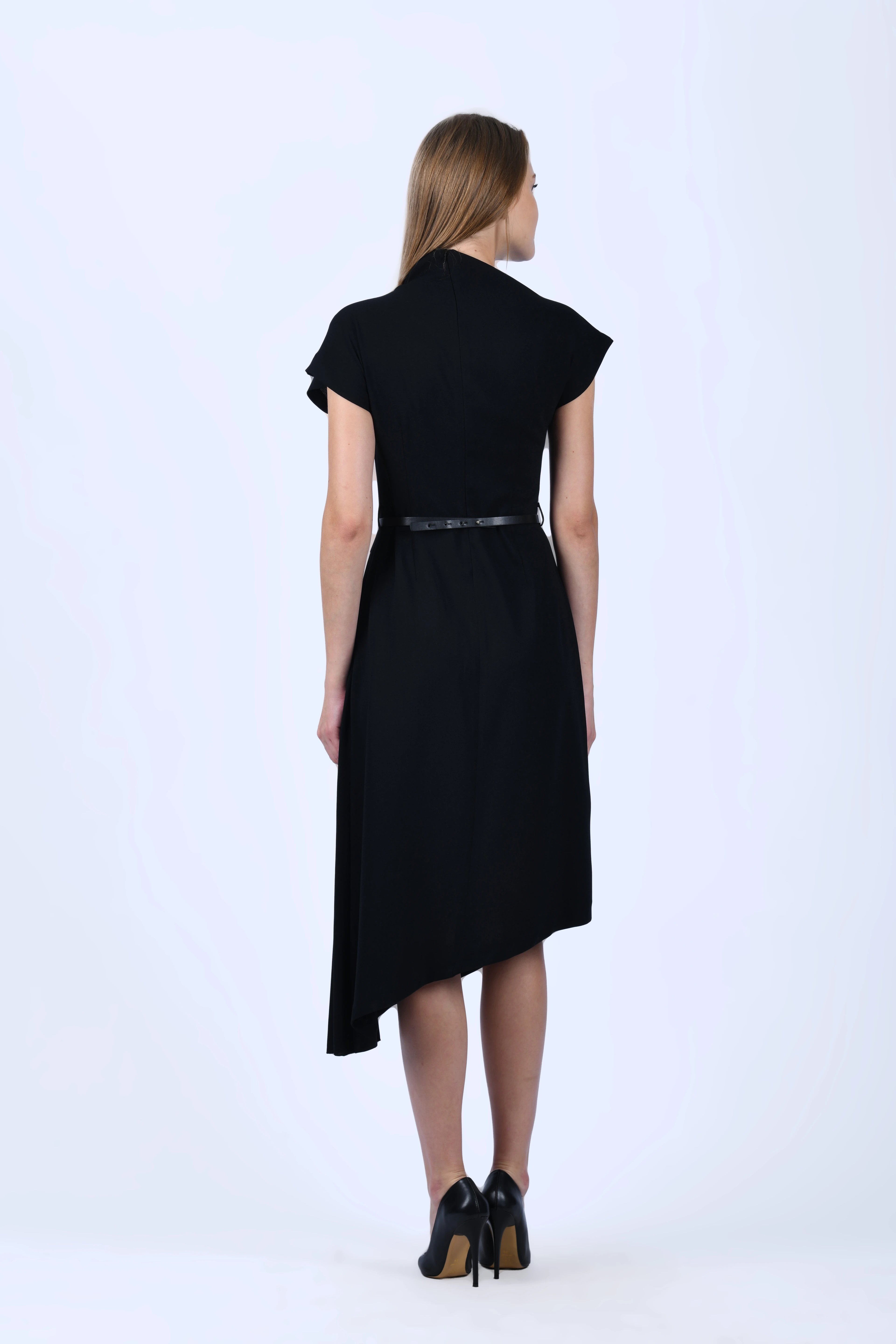 Siyah Asimetrik Kesim Yanı Piliseli Elbise - QE393